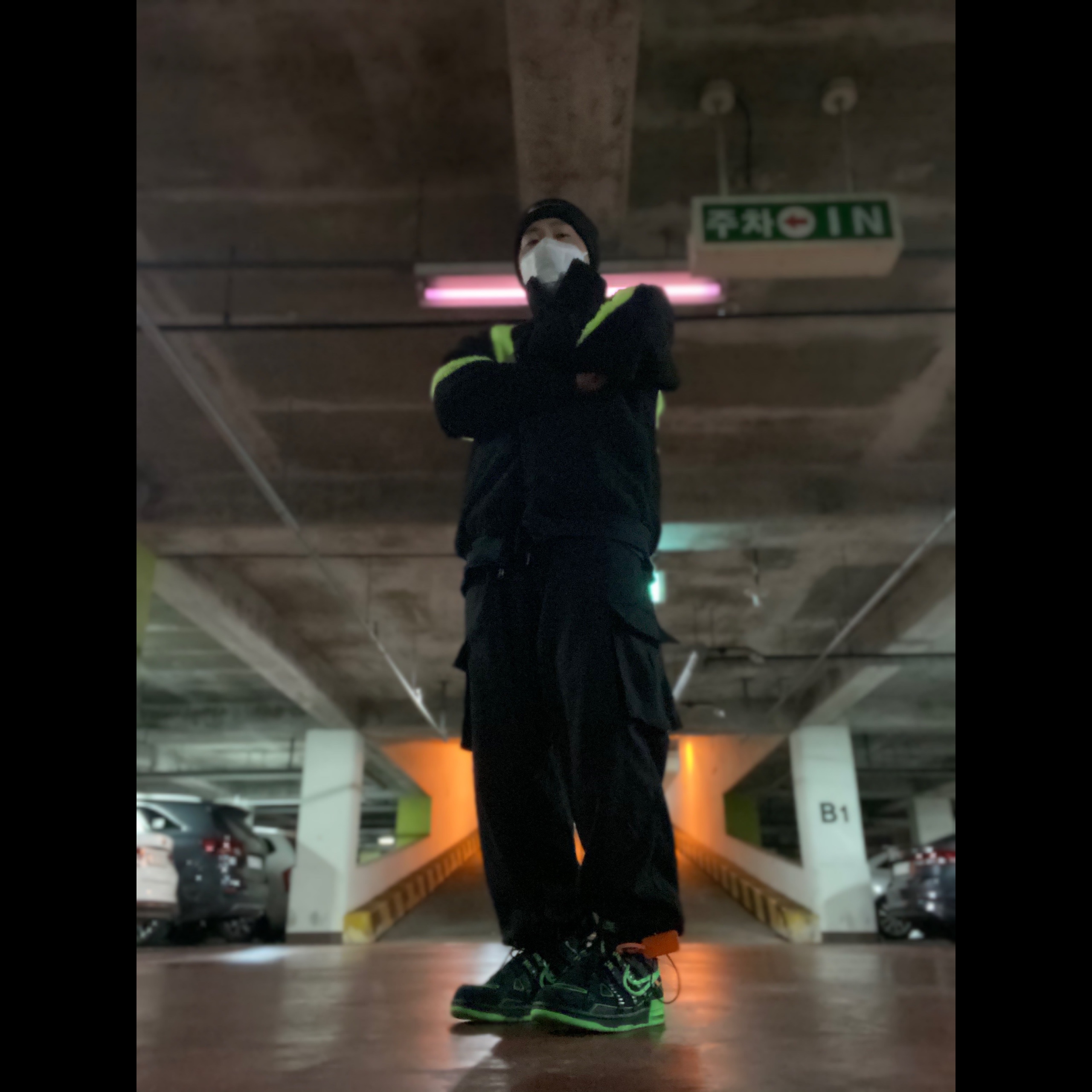 Nike x Off-White Air Rubber Dunk Green Strike, Nike Big Swoosh Full Zip Jacket Black Volt 착용 스타일 - 2