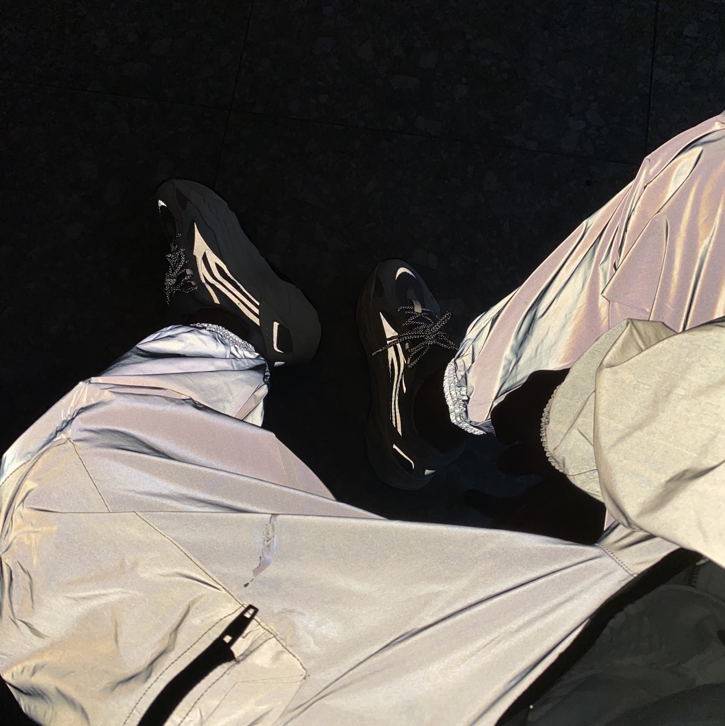 Adidas Yeezy Boost 700 V2 Static 2018 착용 스타일 - 3