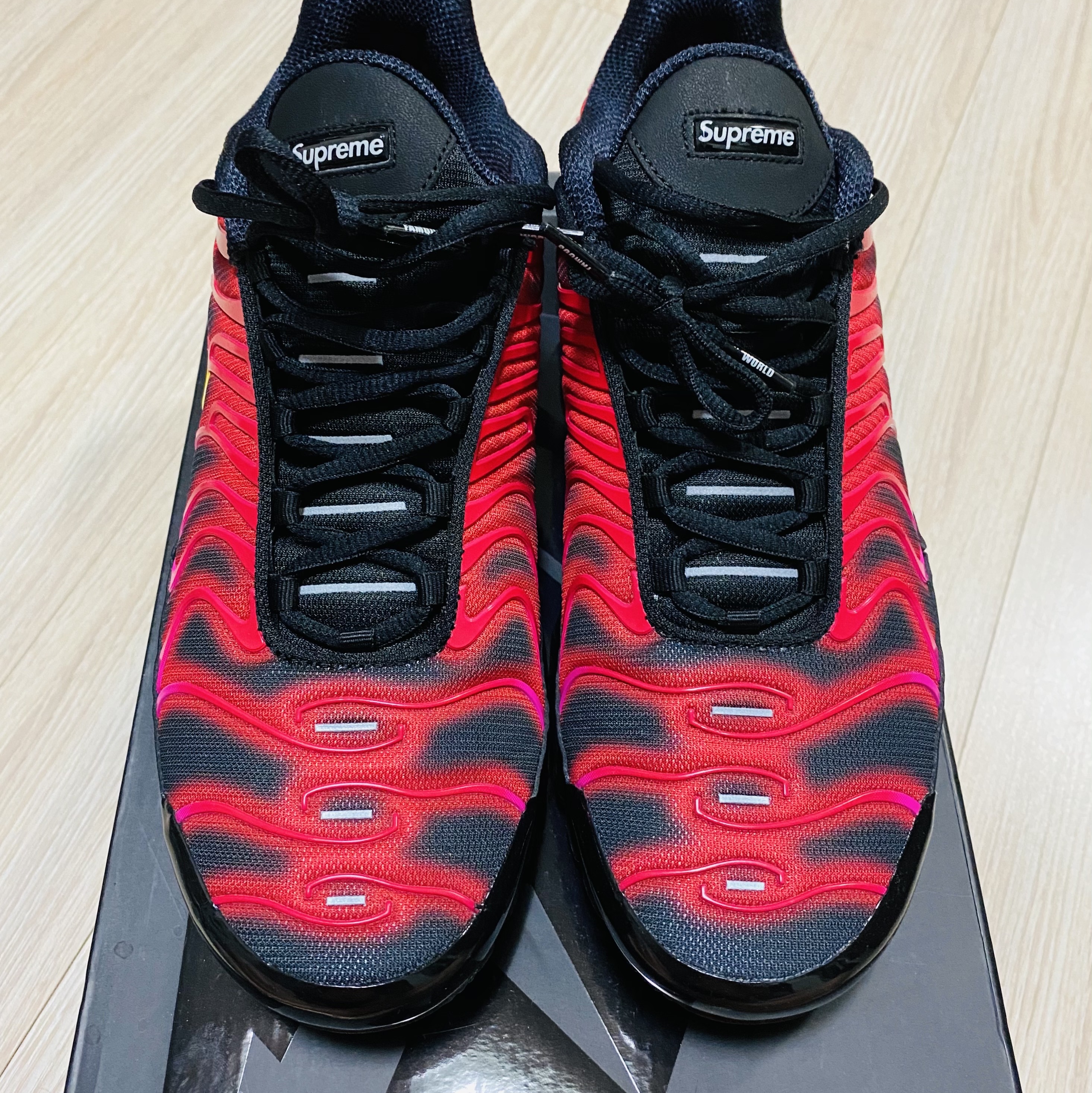 Nike x Supreme Air Max Plus TN Fire Pink 착용 스타일 - 1