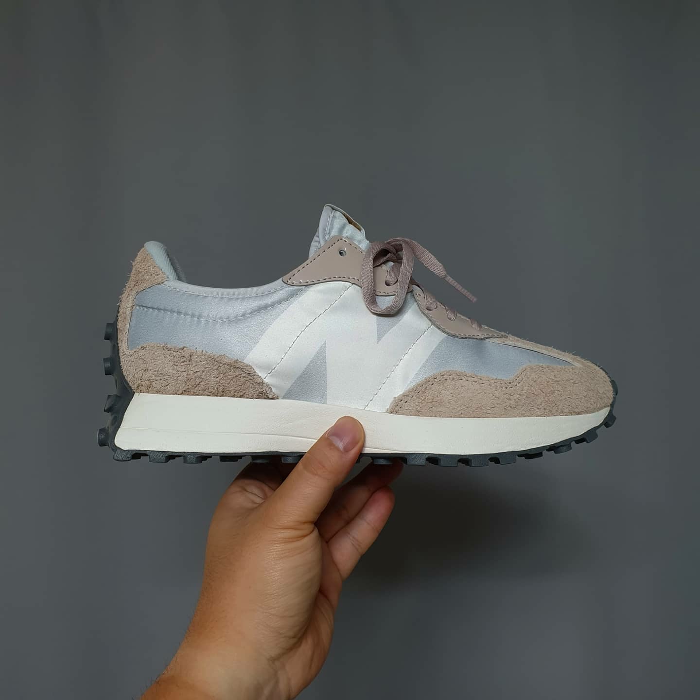 (W) New Balance 327 Grey Beige 착용 스타일 - 4