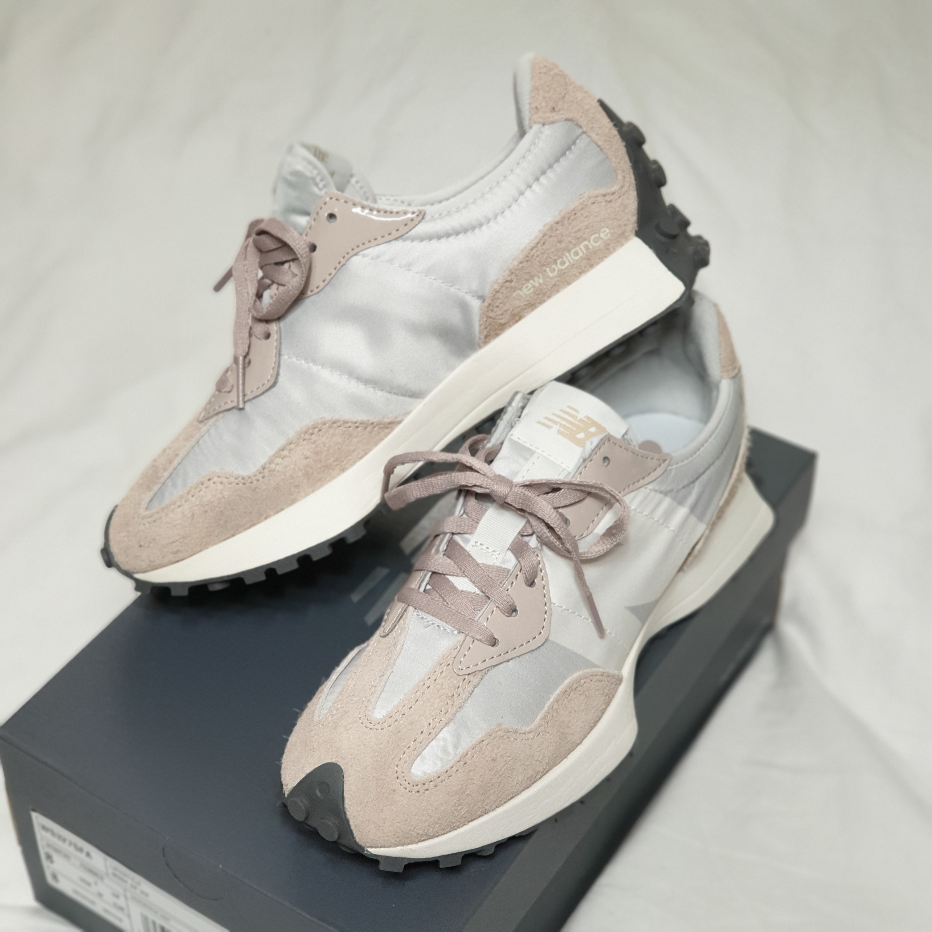 (W) New Balance 327 Grey Beige 착용 스타일 - 2