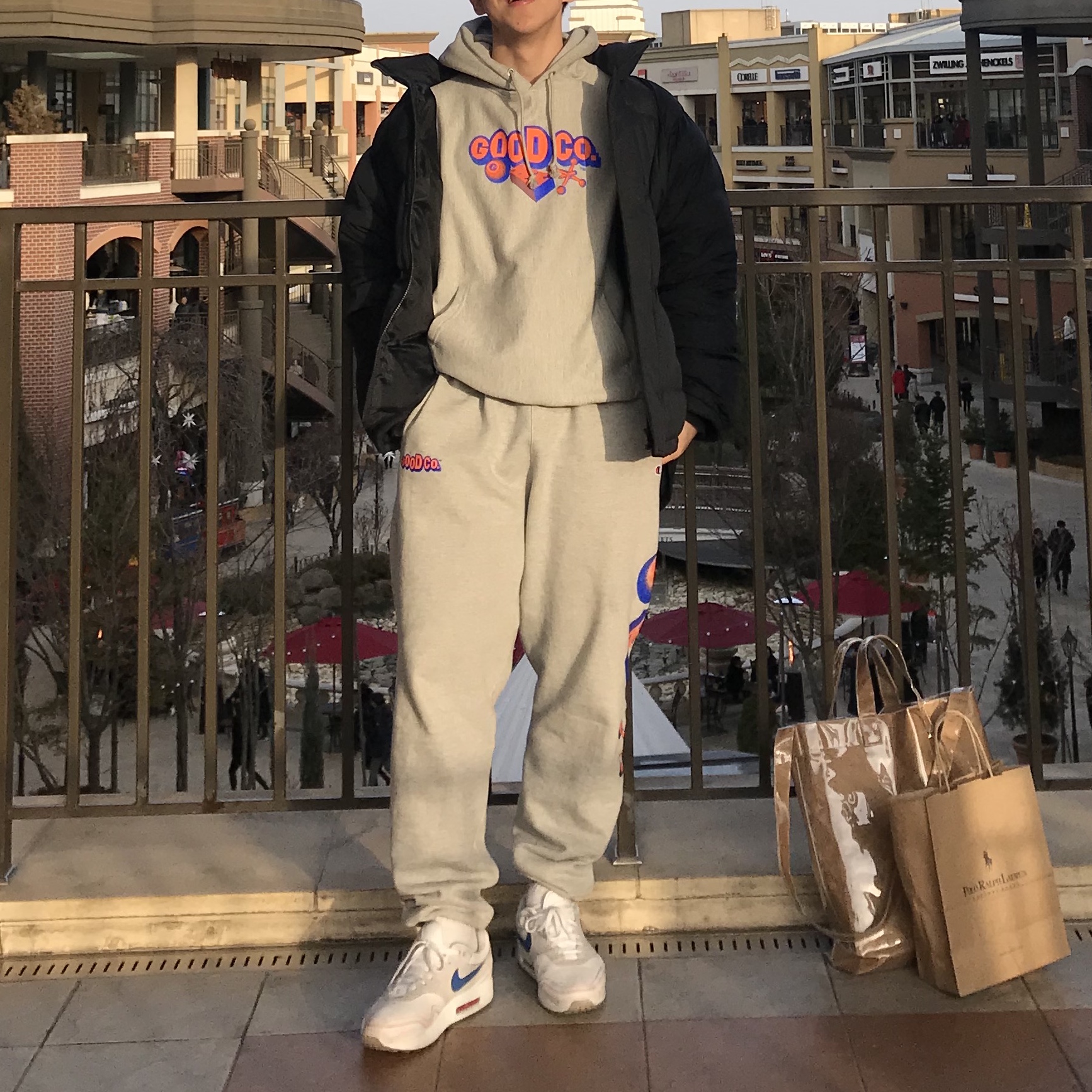 Nike Air Max 1 Pompidou Center Day 착용 스타일