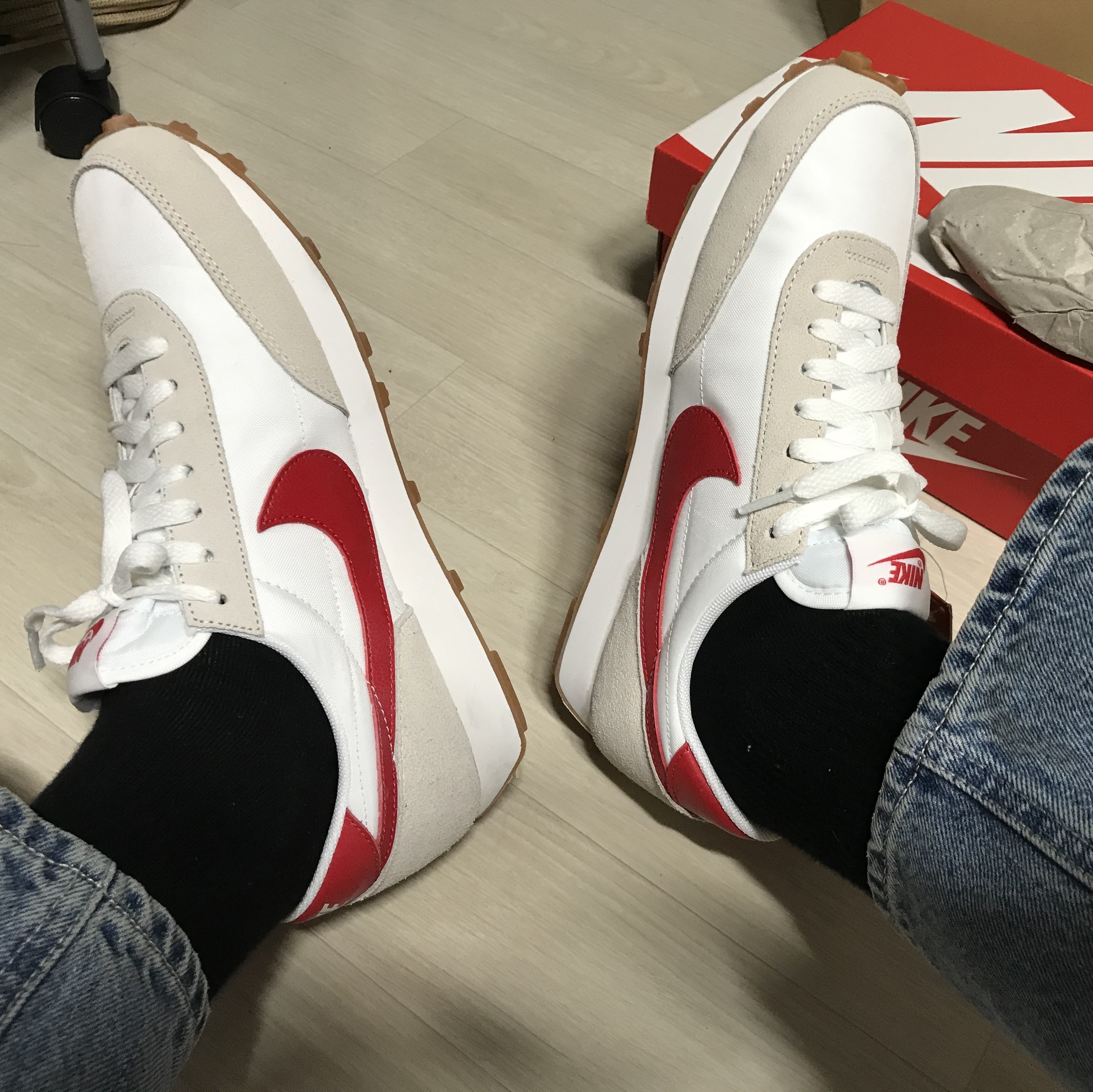 (W) Nike Daybreak Summit White University Red 착용 스타일 - 4
