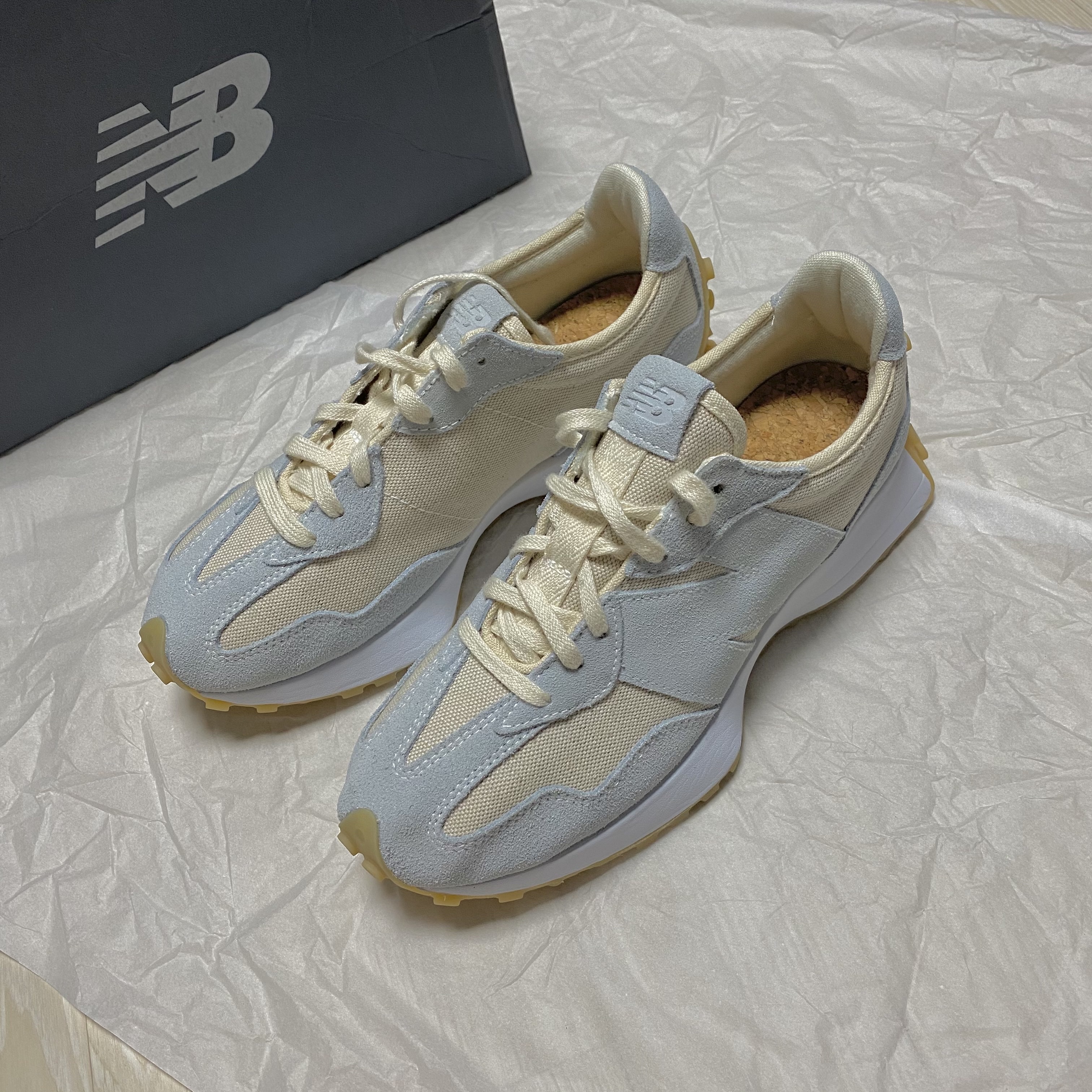 Jordan 1 Mid White Shadow, (W) New Balance 327 Undyed White Pale Blue 착용 스타일 - 2