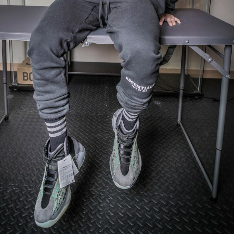 Adidas Yeezy QNTM Teal Blue 착용 스타일 - 4