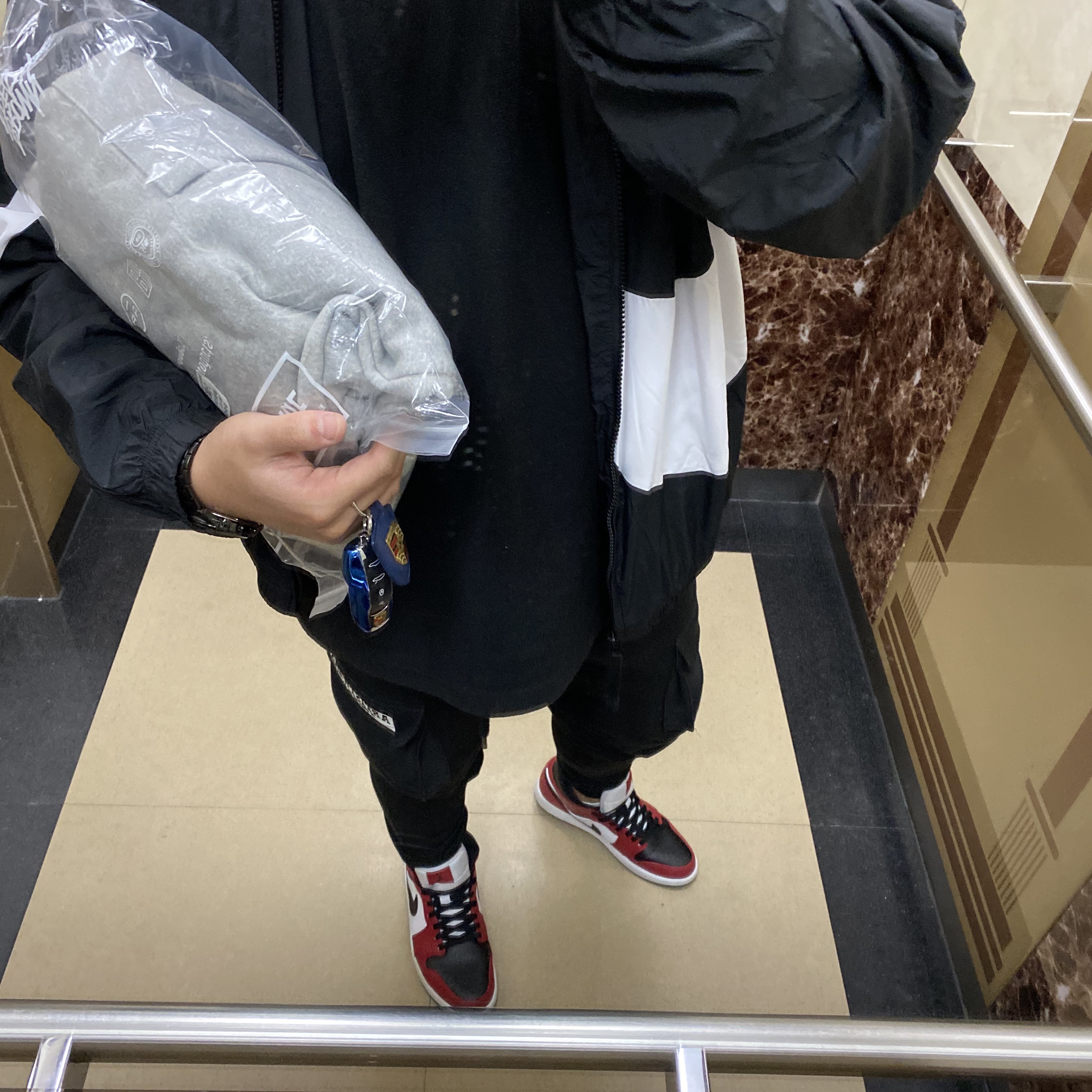 Jordan 1 Mid Chicago Black Toe 착용 스타일