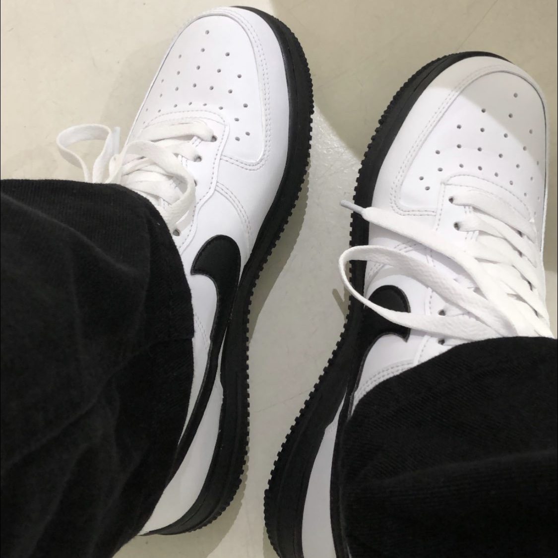 Nike Air Force 1 Low White Black Midsole 착용 스타일