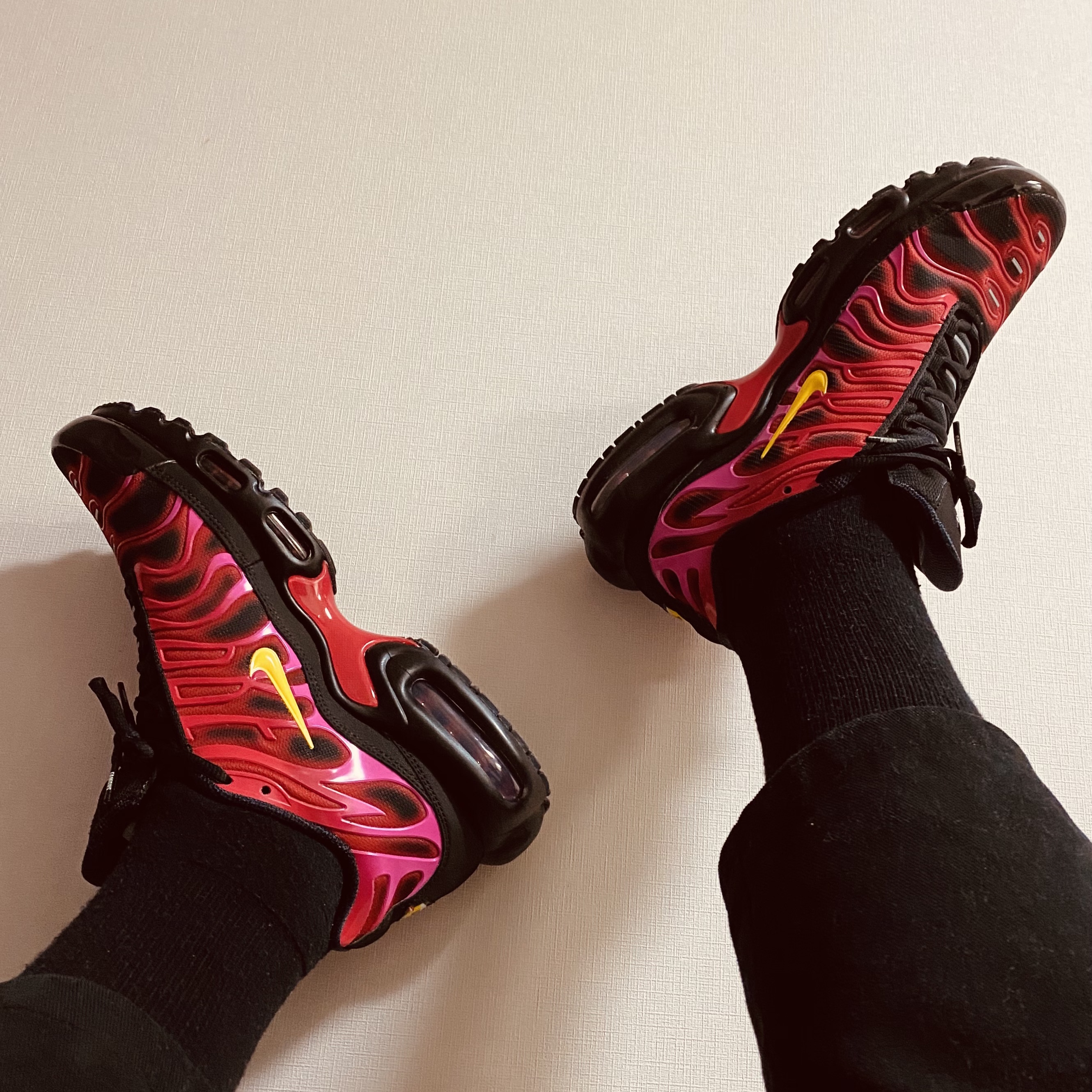 Nike x Supreme Air Max Plus TN Fire Pink 착용 스타일 - 2