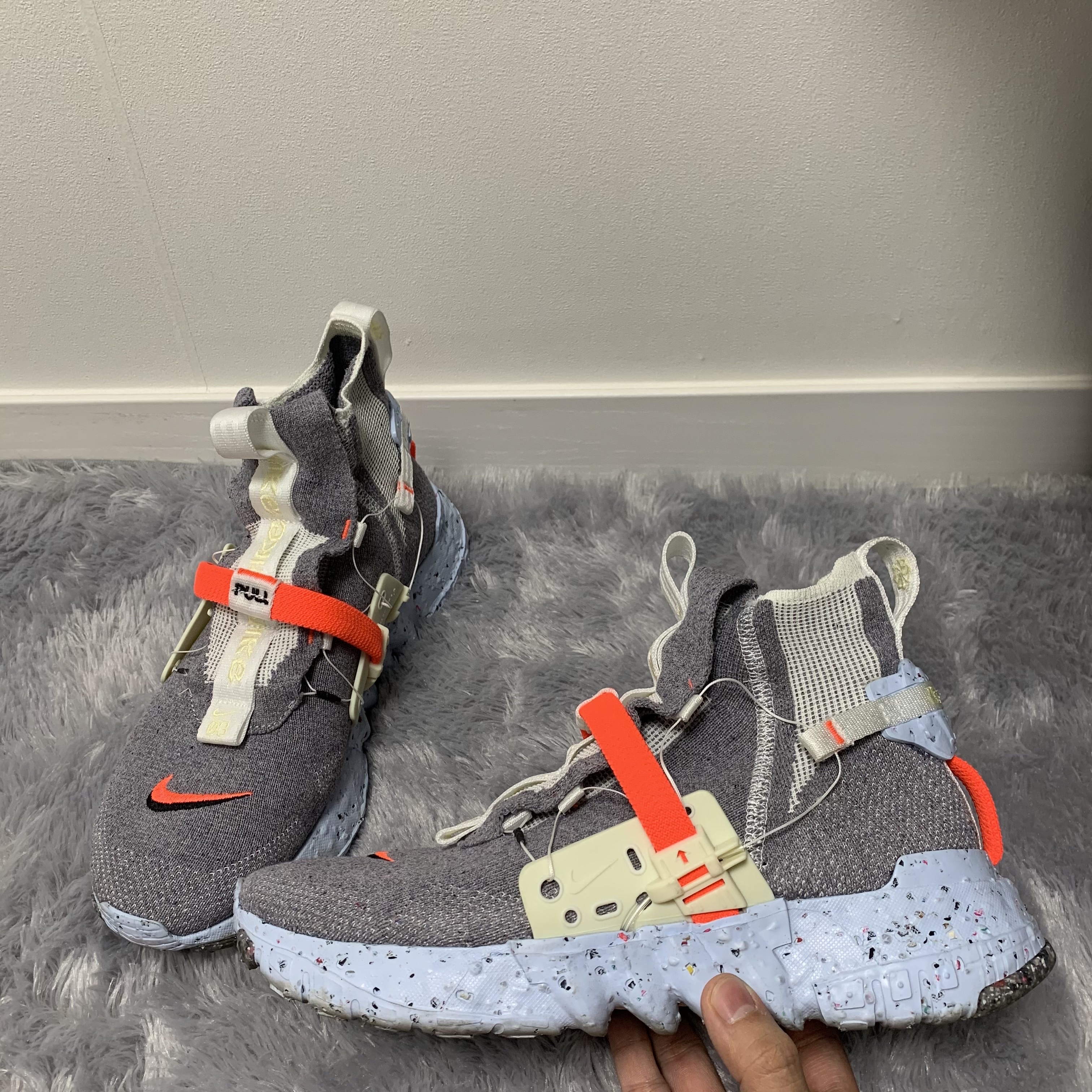 Nike Space Hippie 03 Vast Grey Hyper Crimson 착용 스타일