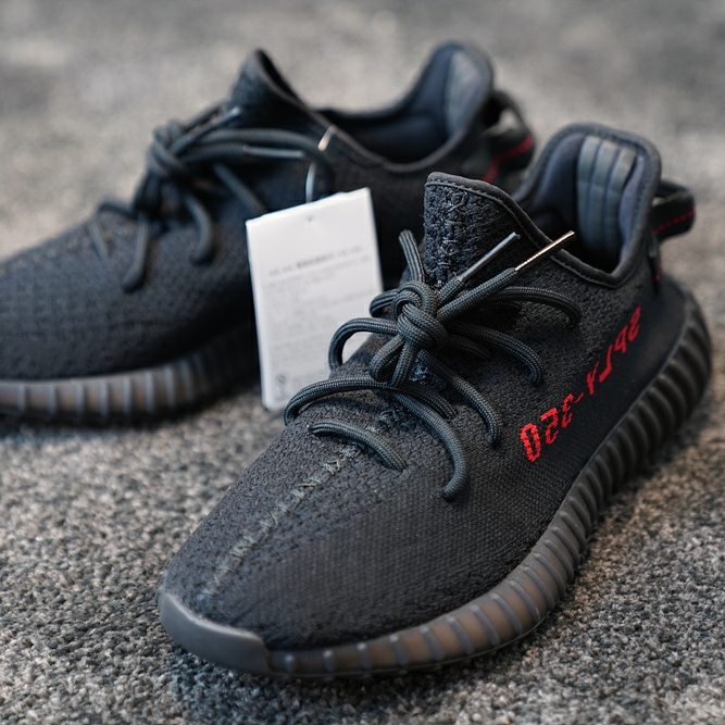 Adidas Yeezy Boost 350 V2 Black Red 2017 착용 스타일 - 4