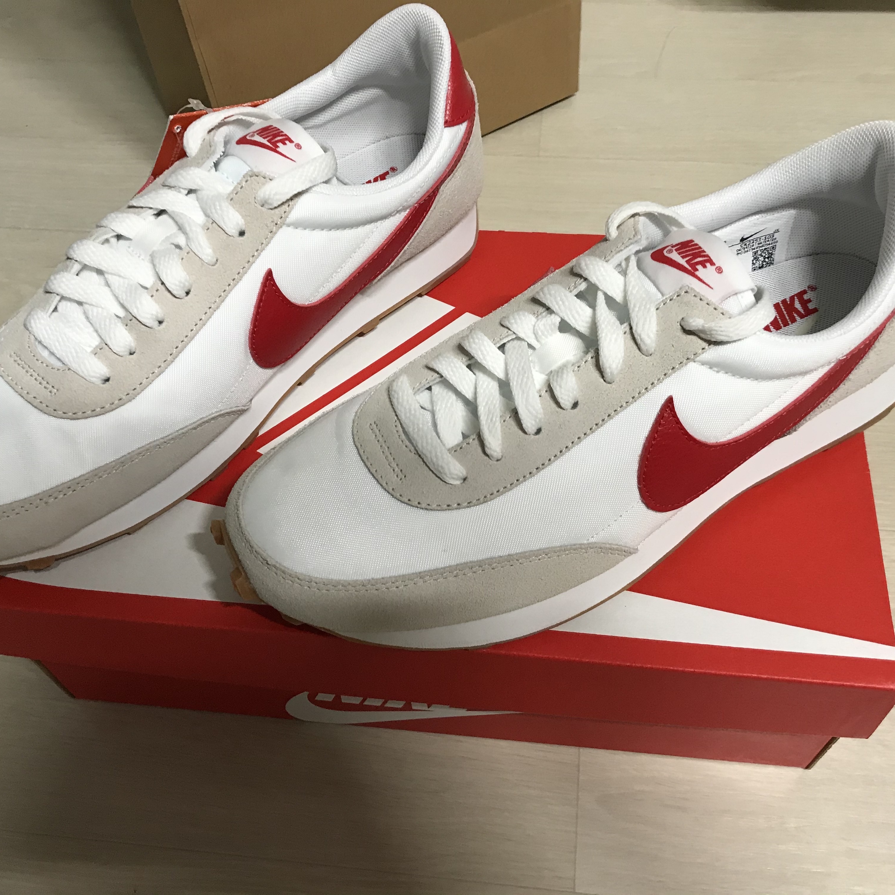 (W) Nike Daybreak Summit White University Red 착용 스타일 - 2