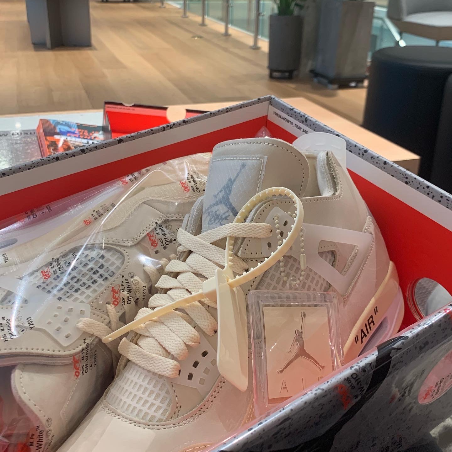 (W) Jordan 4 x Off-White Retro SP Sail 착용 스타일