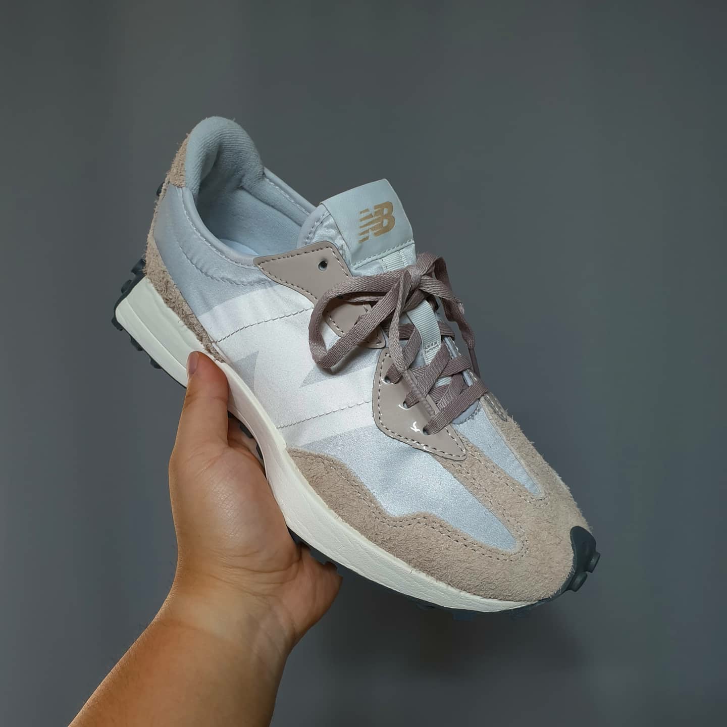 (W) New Balance 327 Grey Beige 착용 스타일 - 3