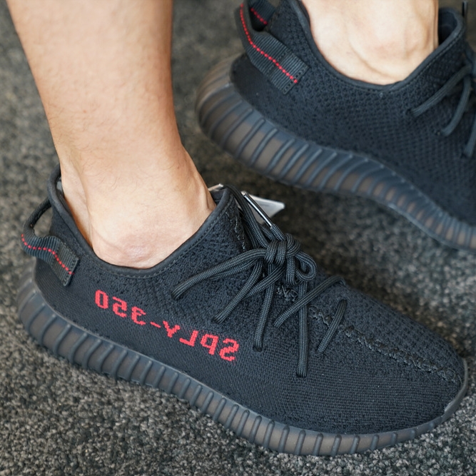 Adidas Yeezy Boost 350 V2 Black Red 2017 착용 스타일 - 2