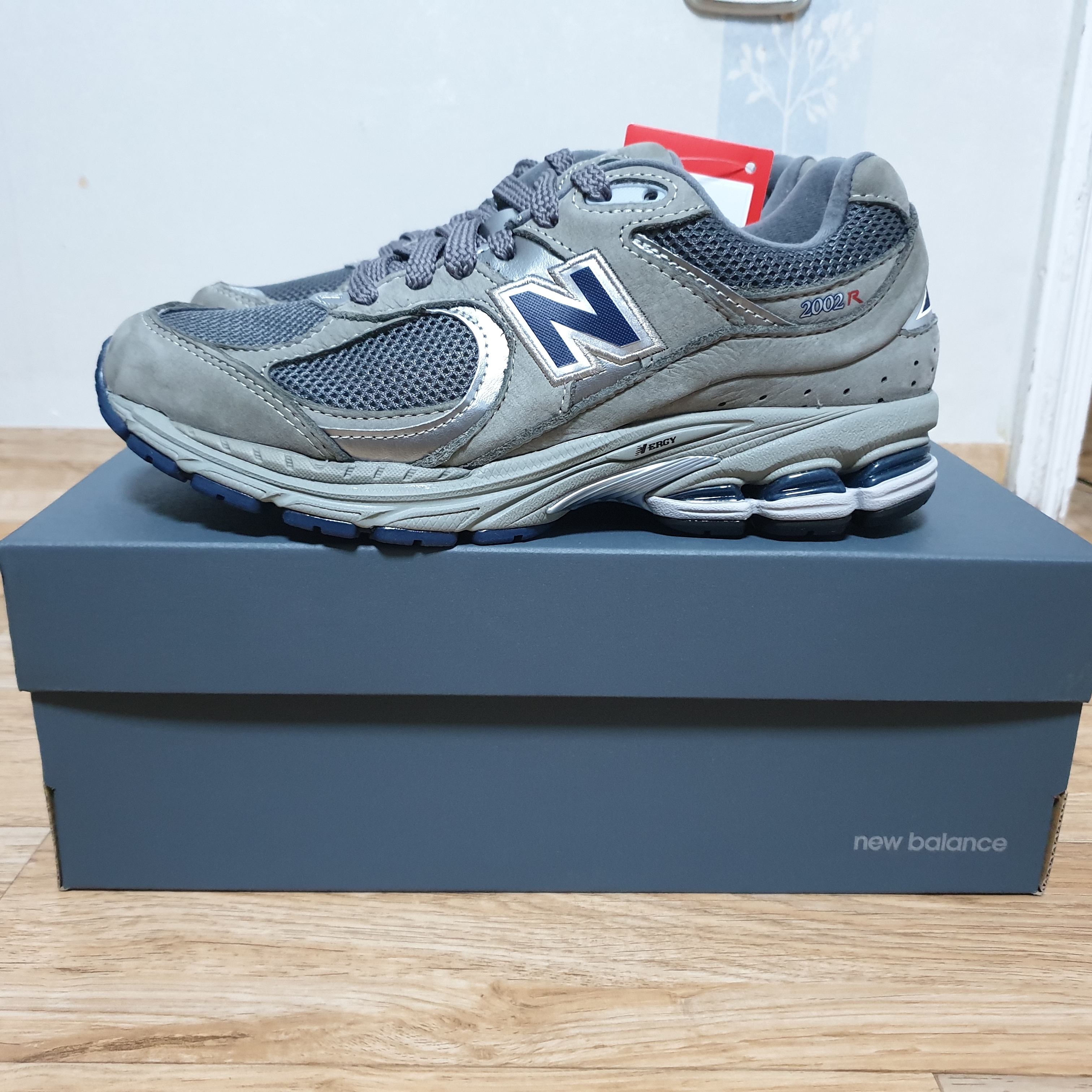 New Balance 2002R Grey 착용 스타일 - 3