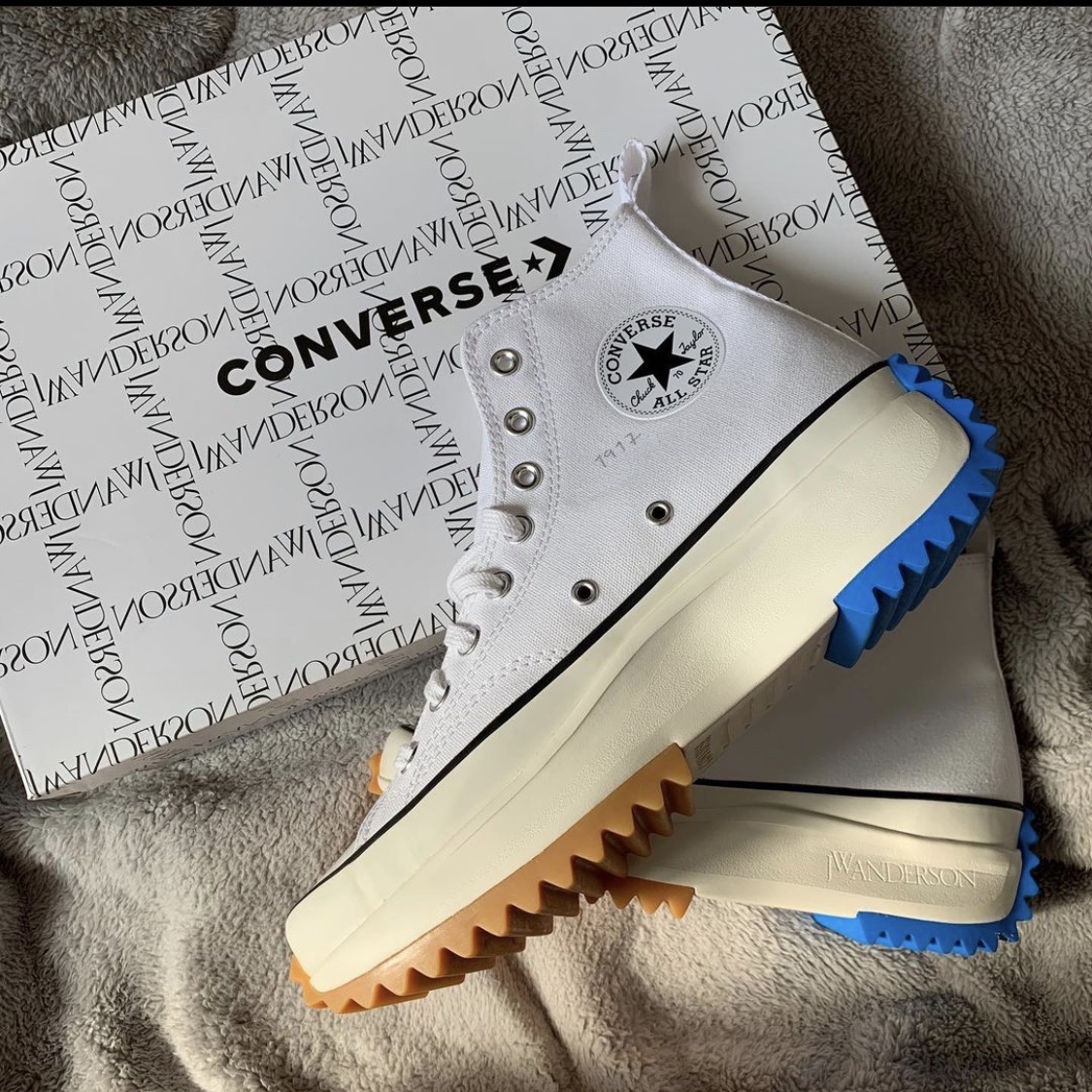 Jordan 1 Mid White Shadow, (W) New Balance 327 Undyed White Pale Blue 착용 스타일 - 5