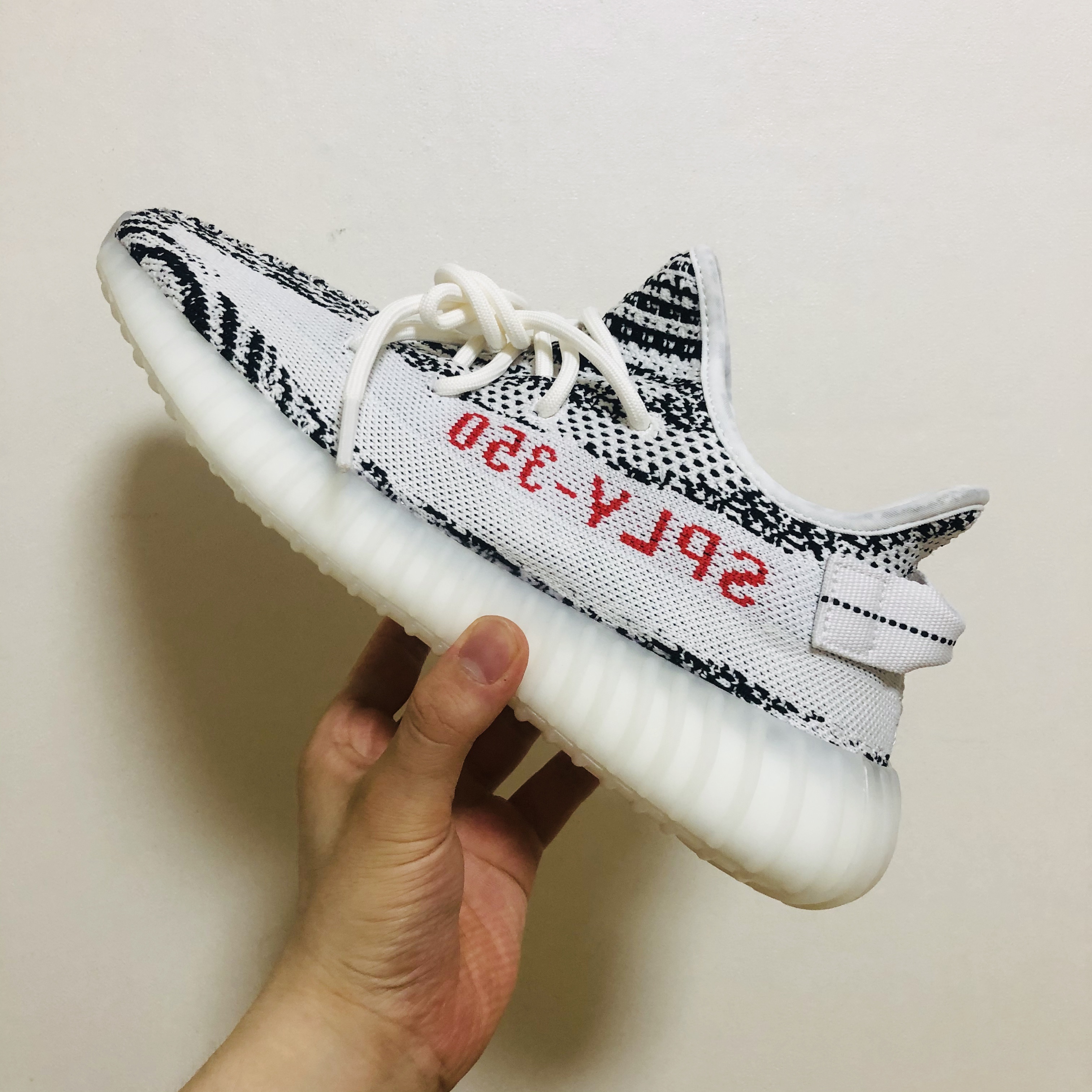 Adidas Yeezy Boost 350 V2 Zebra 2017/2019/2020 착용 스타일