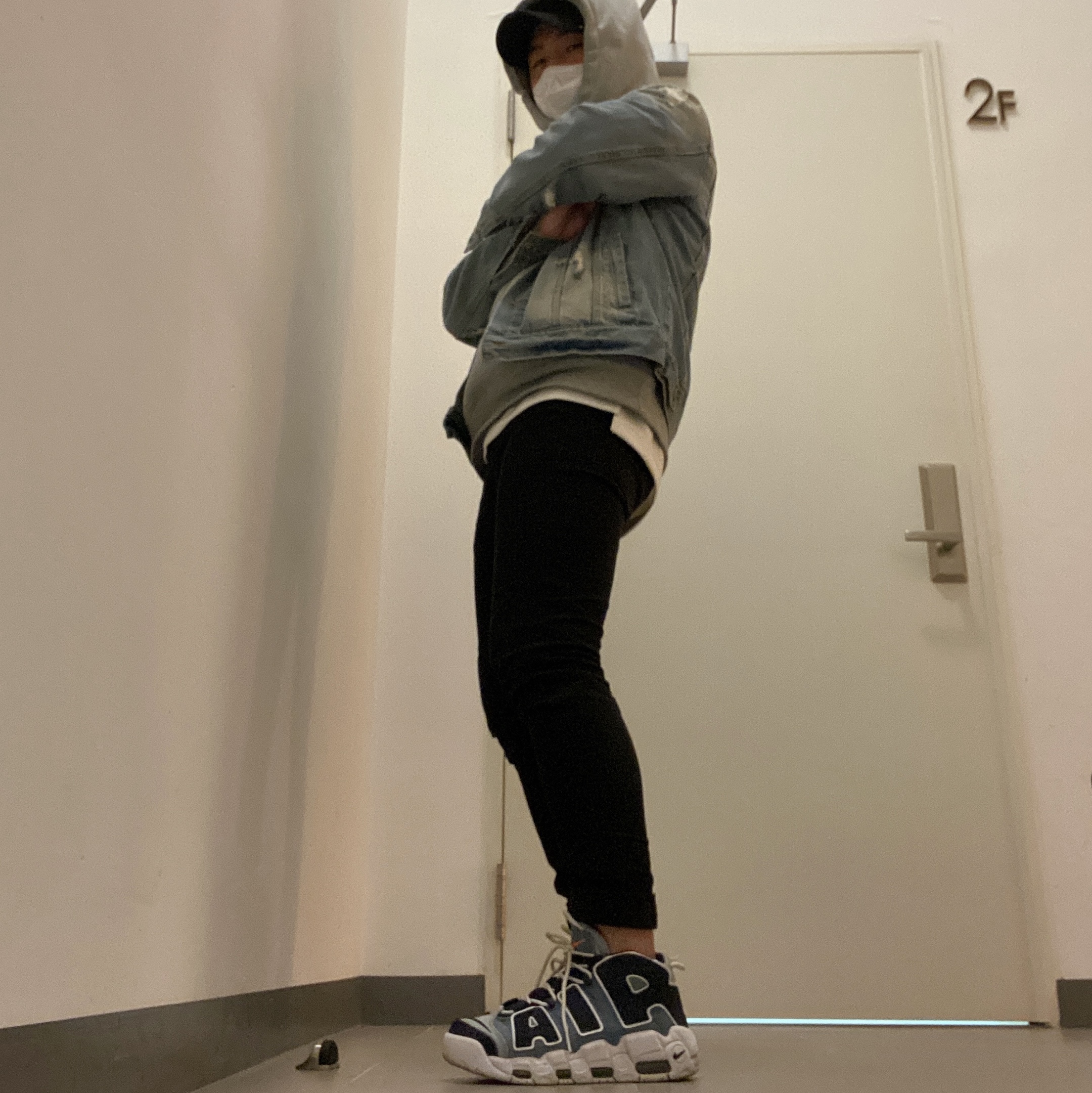 Nike Air More Uptempo 96 Denim, Nike M NRG Hoodie Dark Grey Heather 착용 스타일 - 3