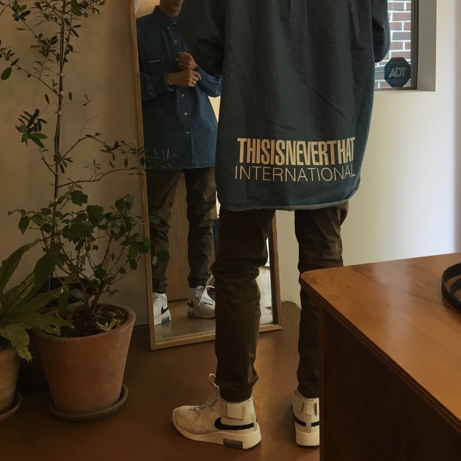 Nike x Fear of God Air Fear of God Raid Light Bone 착용 스타일