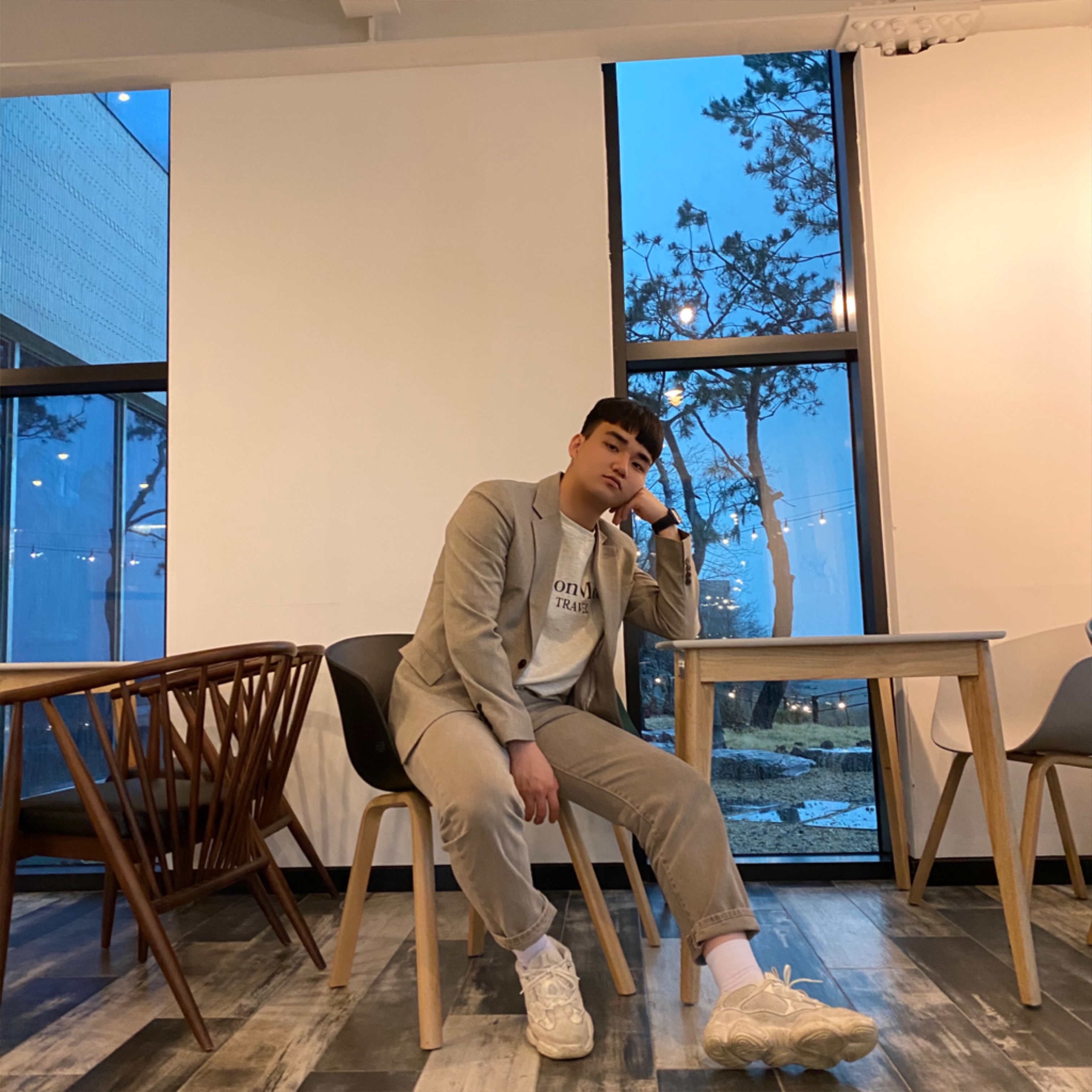 Adidas Yeezy 500 Bone White 착용 스타일