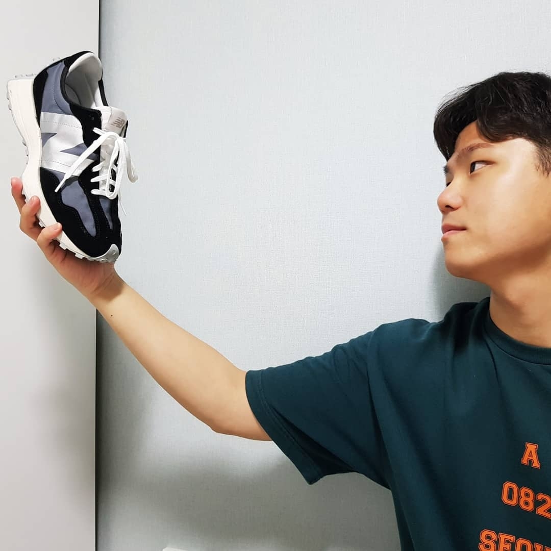 (W) New Balance 327 Black 착용 스타일 - 2