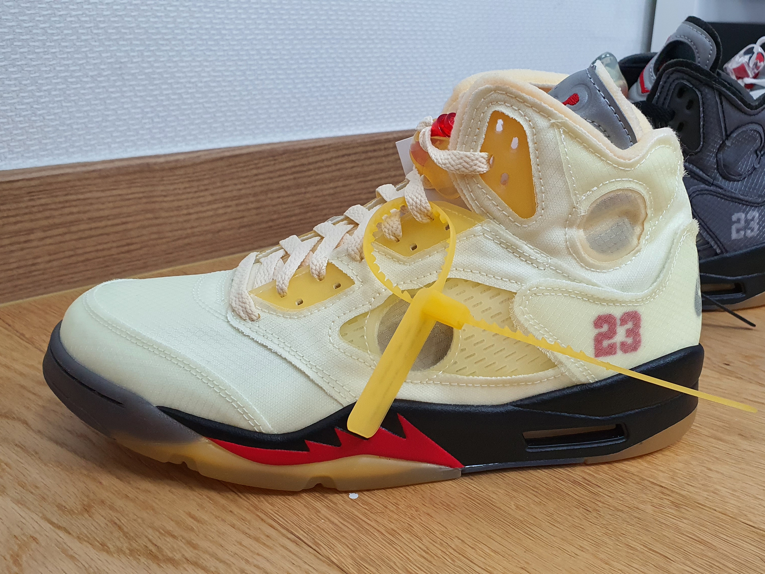 Jordan 5 x Off-White Retro SP Sail Fire Red 착용 스타일