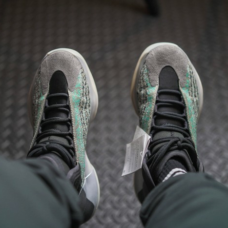 Adidas Yeezy QNTM Teal Blue 착용 스타일 - 3
