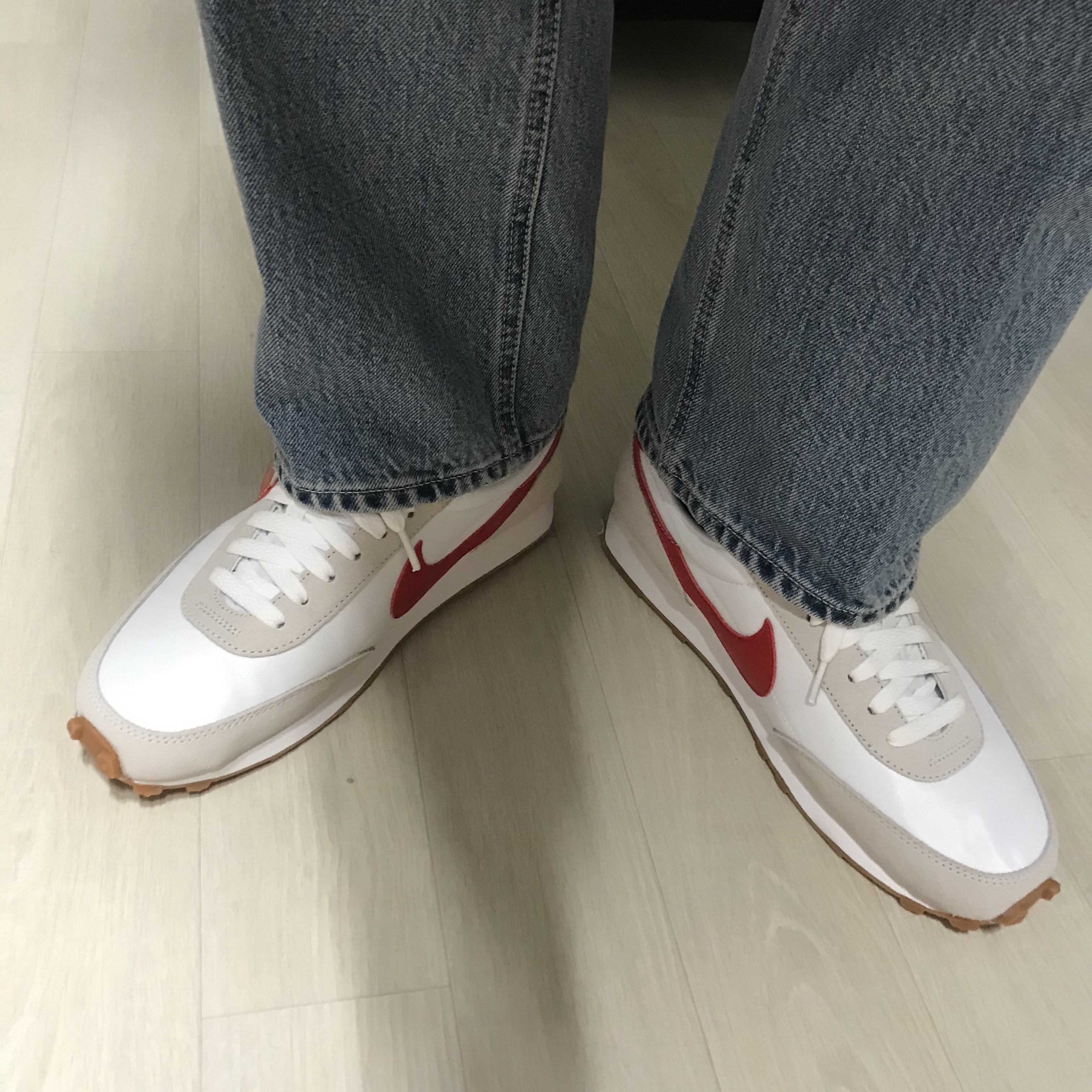 (W) Nike Daybreak Summit White University Red 착용 스타일 - 5