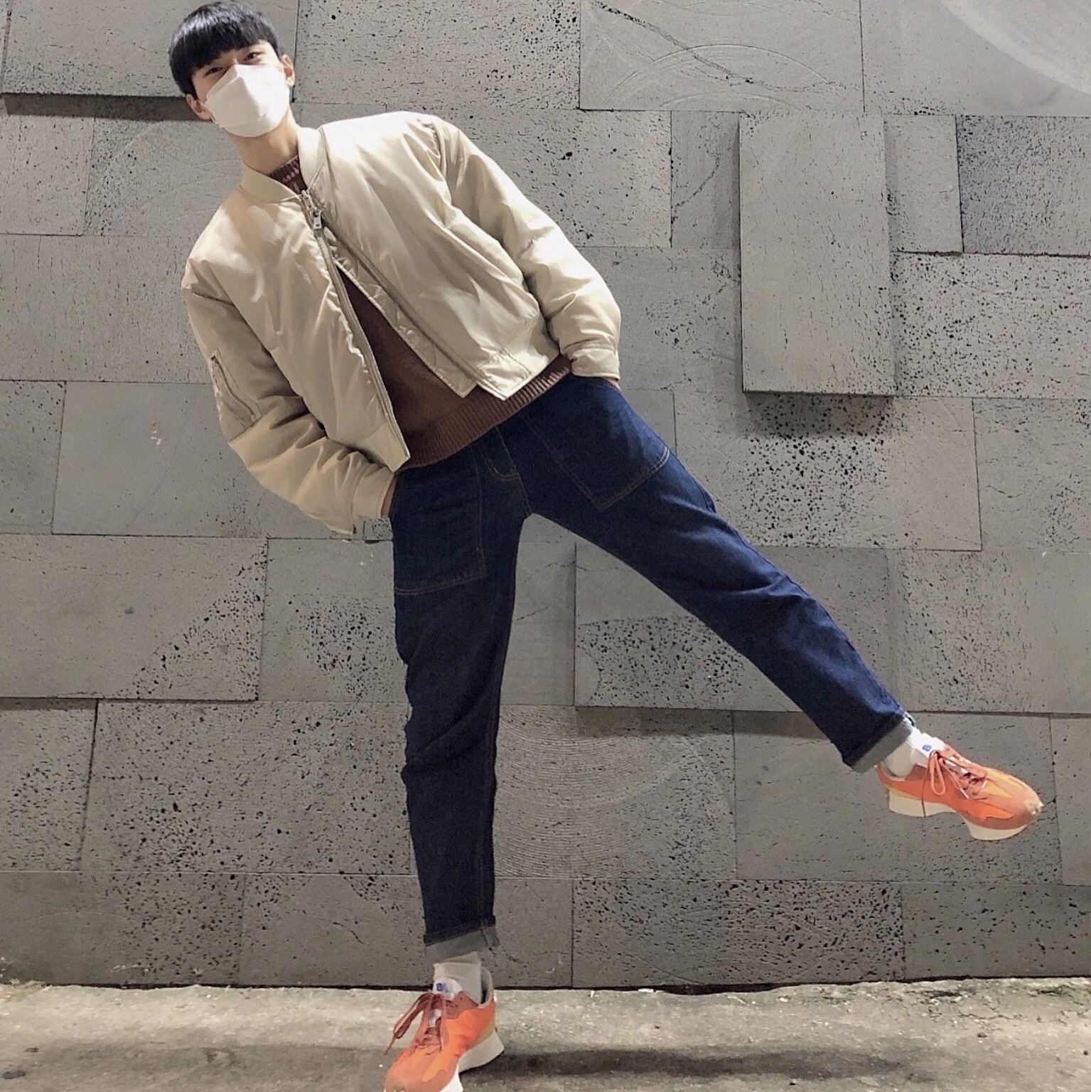 New Balance 327 Orange 착용 스타일