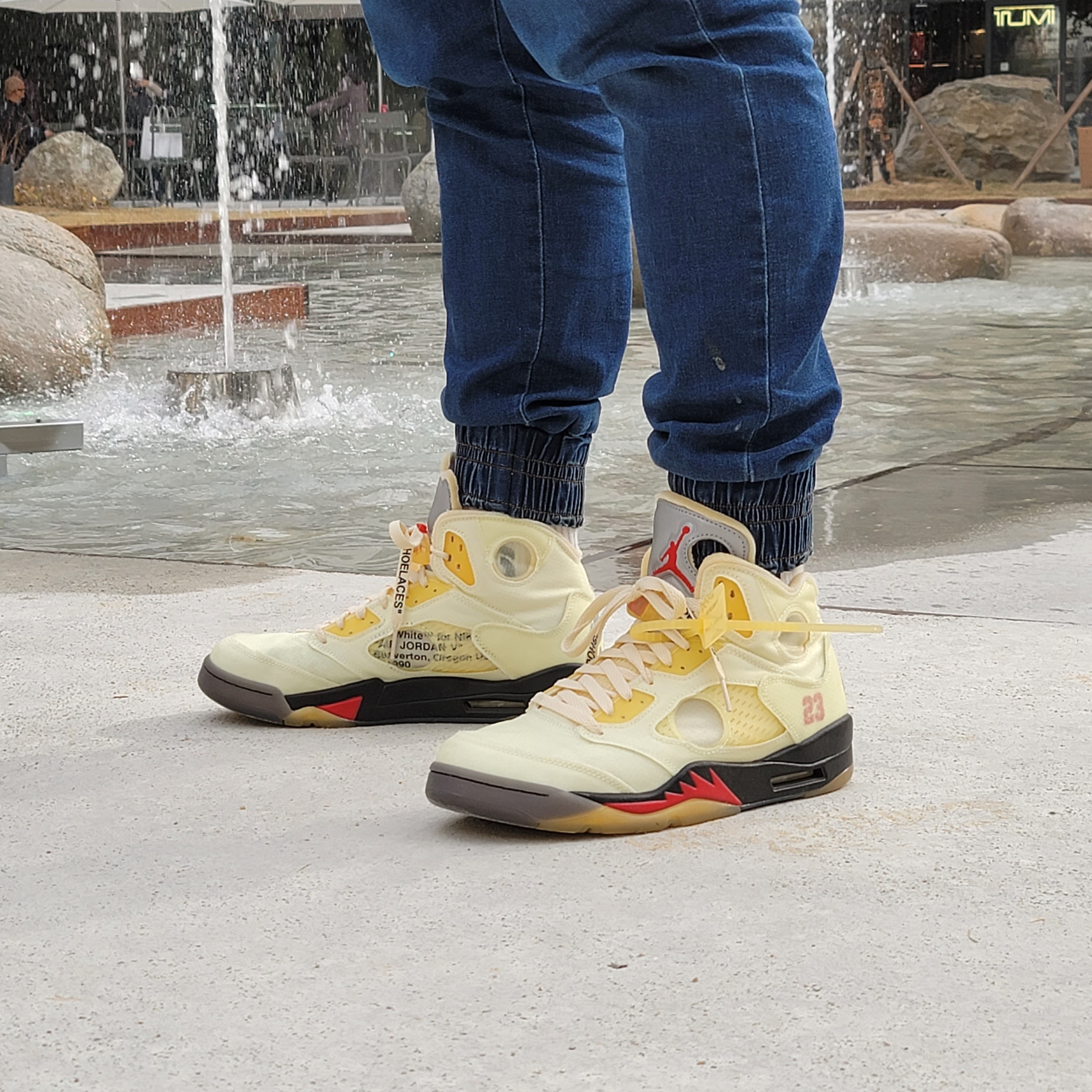 Jordan 5 x Off-White Retro SP Sail Fire Red 착용 스타일