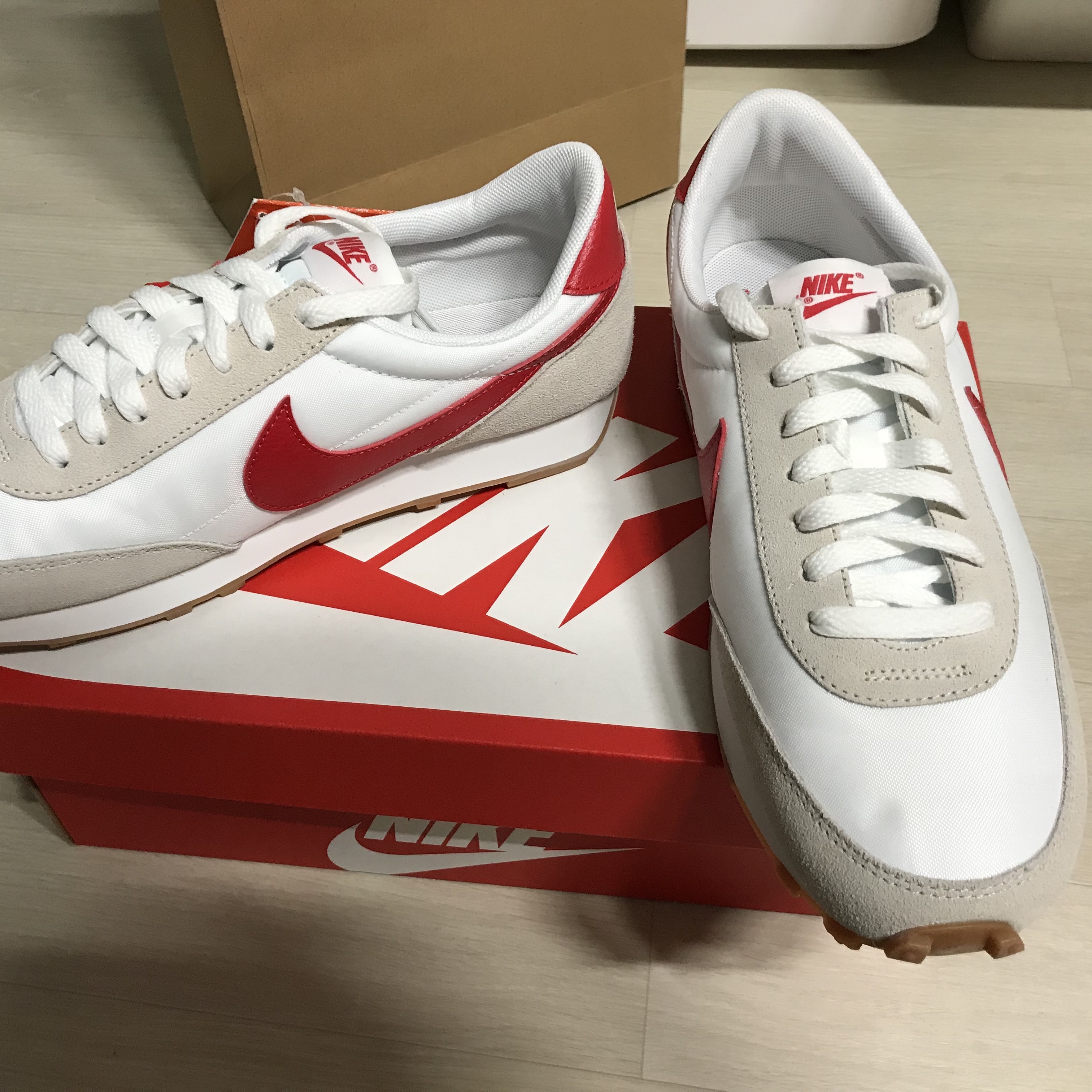 (W) Nike Daybreak Summit White University Red 착용 스타일 - 3