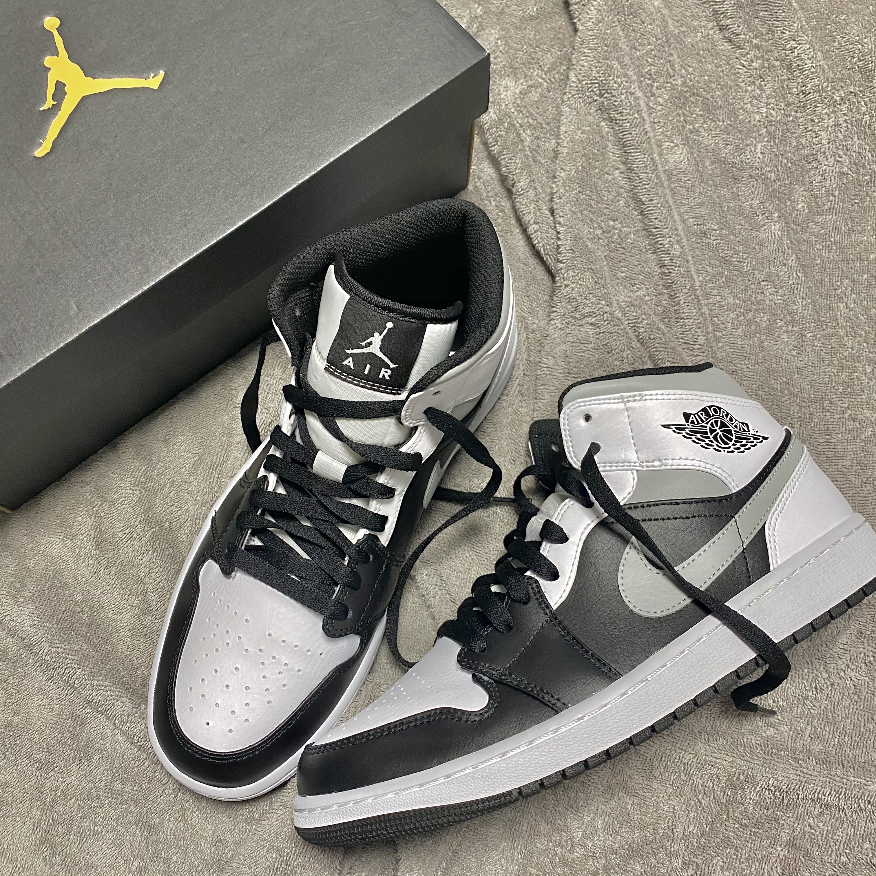 Jordan 1 Mid White Shadow, (W) New Balance 327 Undyed White Pale Blue 착용 스타일 - 1