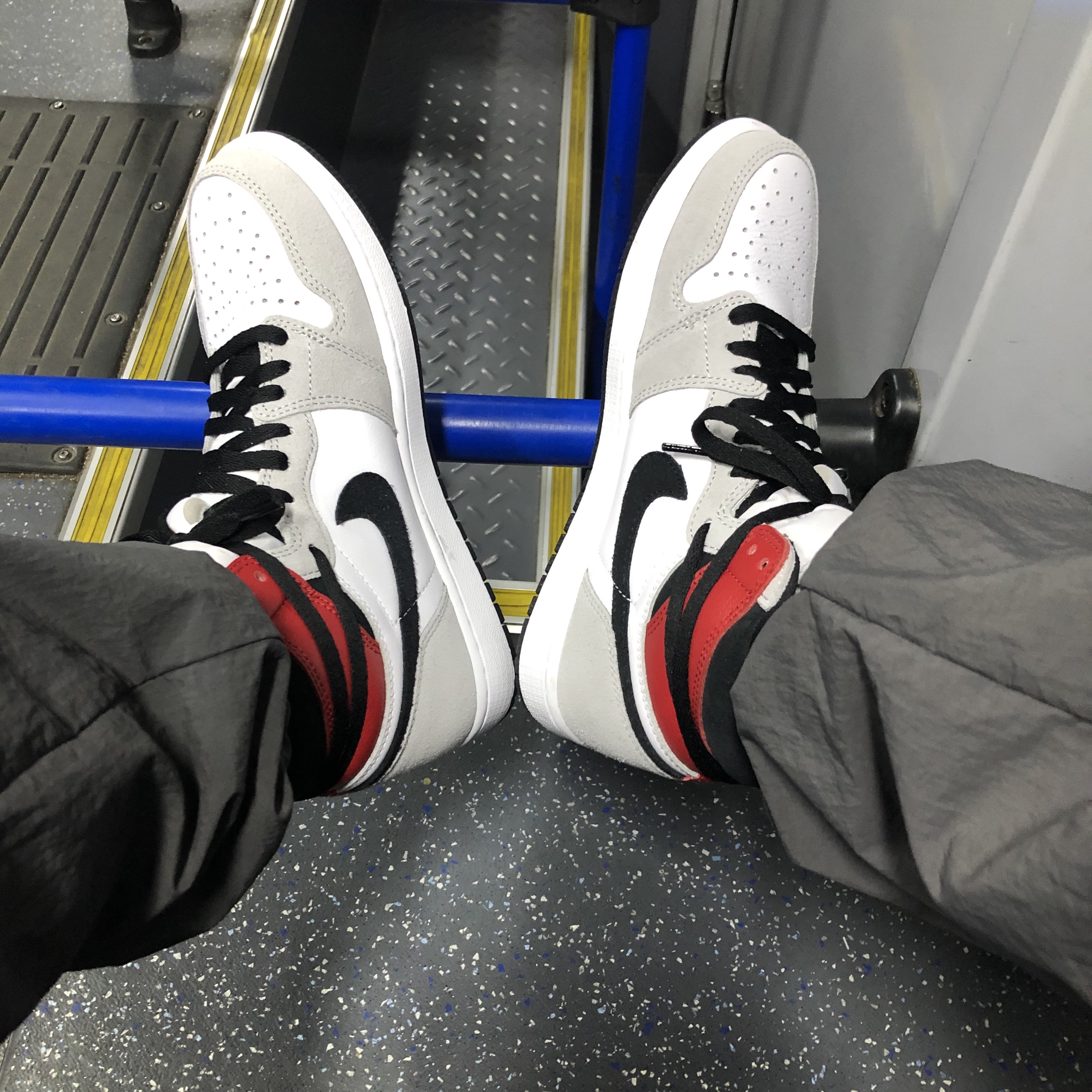Jordan 1 Retro High OG Light Smoke Grey 착용 스타일
