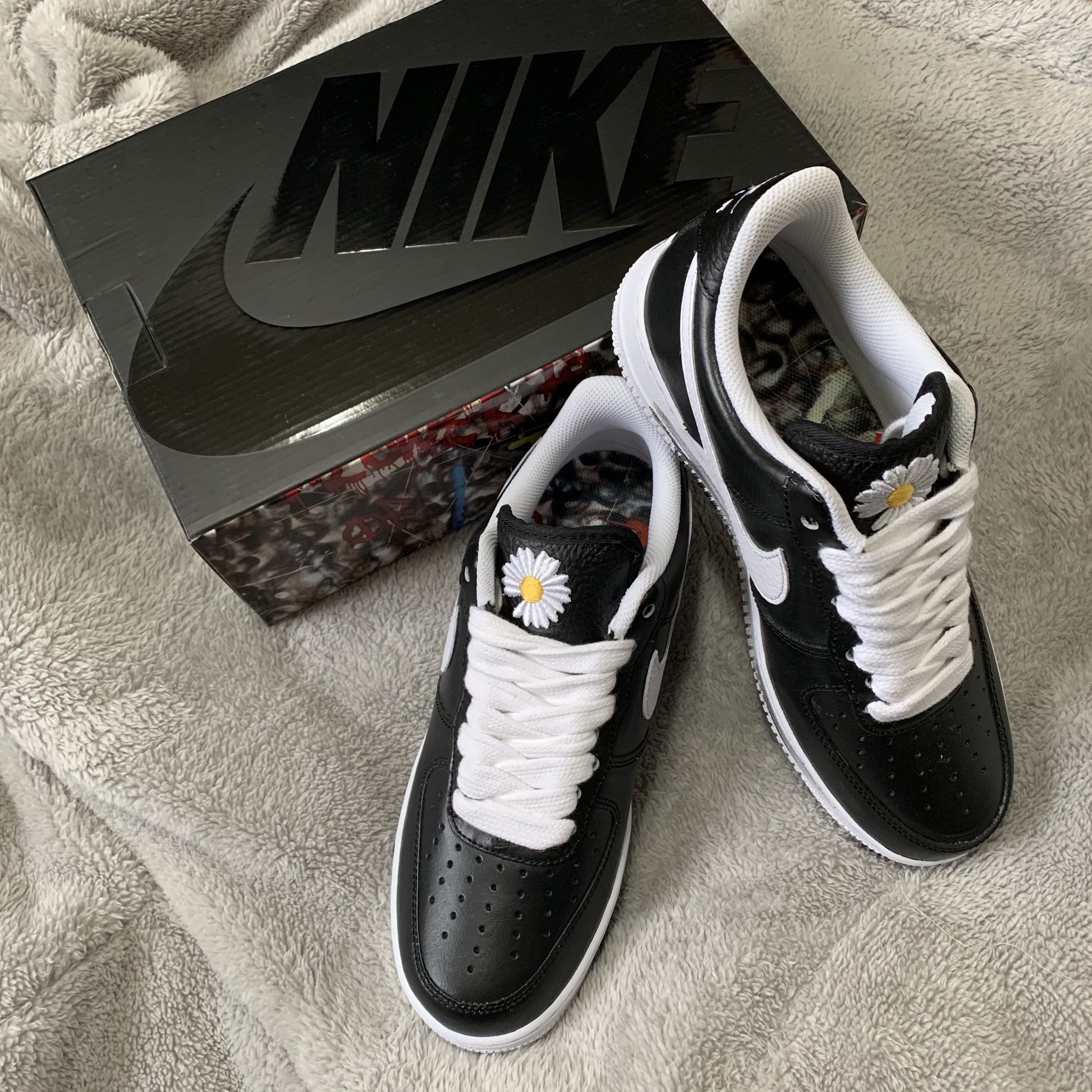 Nike Cortez 72 Shoe Dog OG Slim Swoosh, Nike x Peaceminusone Air Force 1 Low Para-Noise 착용 스타일 - 2