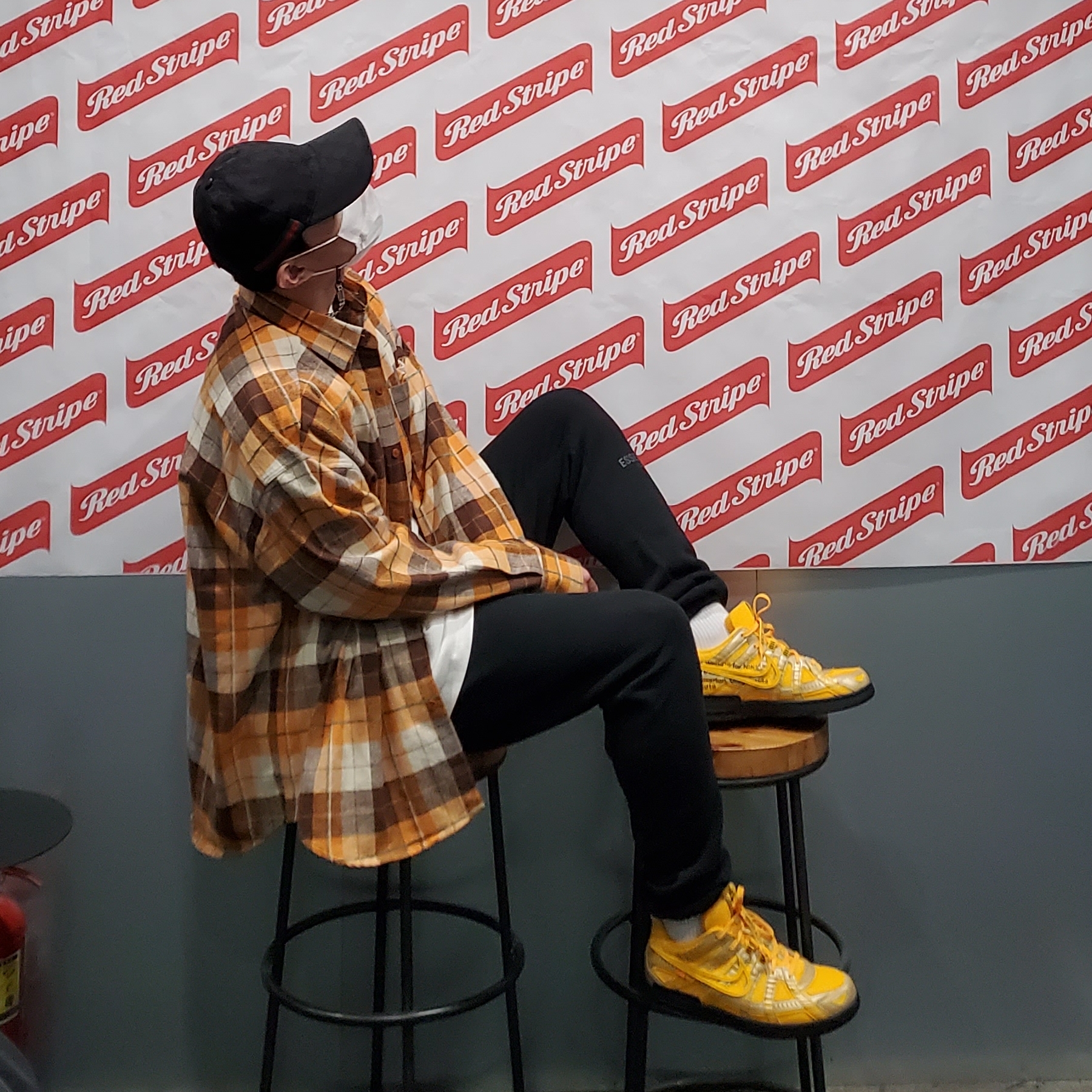 Nike x Off-White Air Rubber Dunk University Gold 착용 스타일