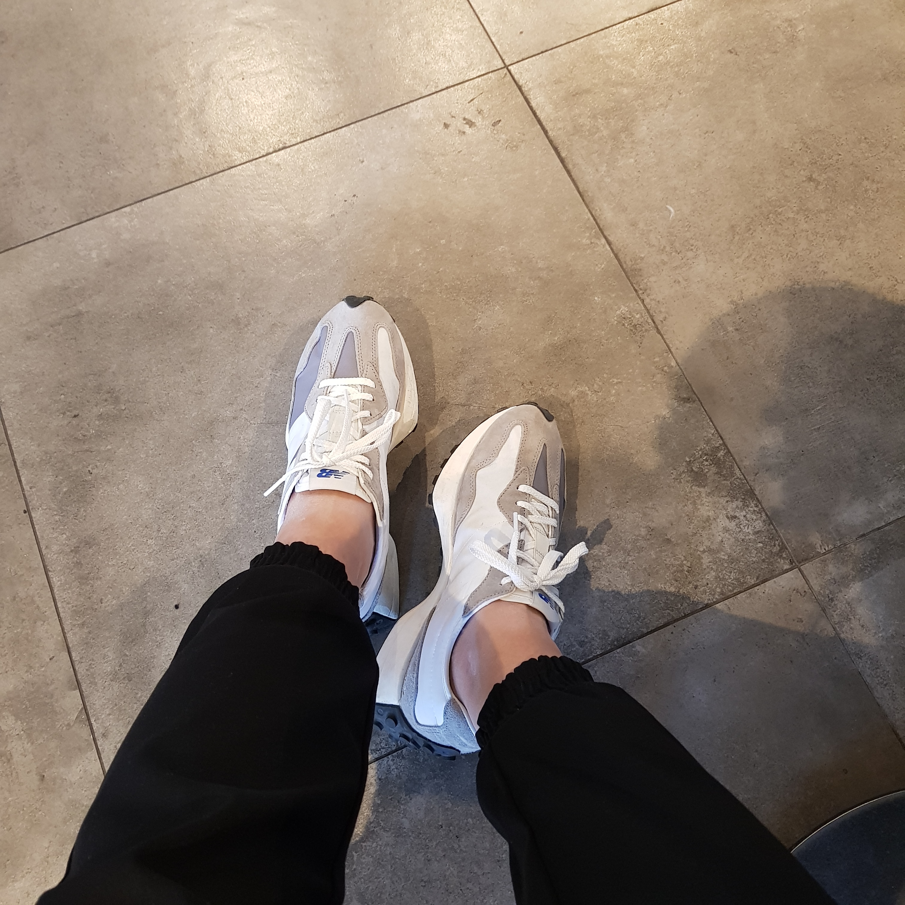 New Balance 327 Grey 착용 스타일