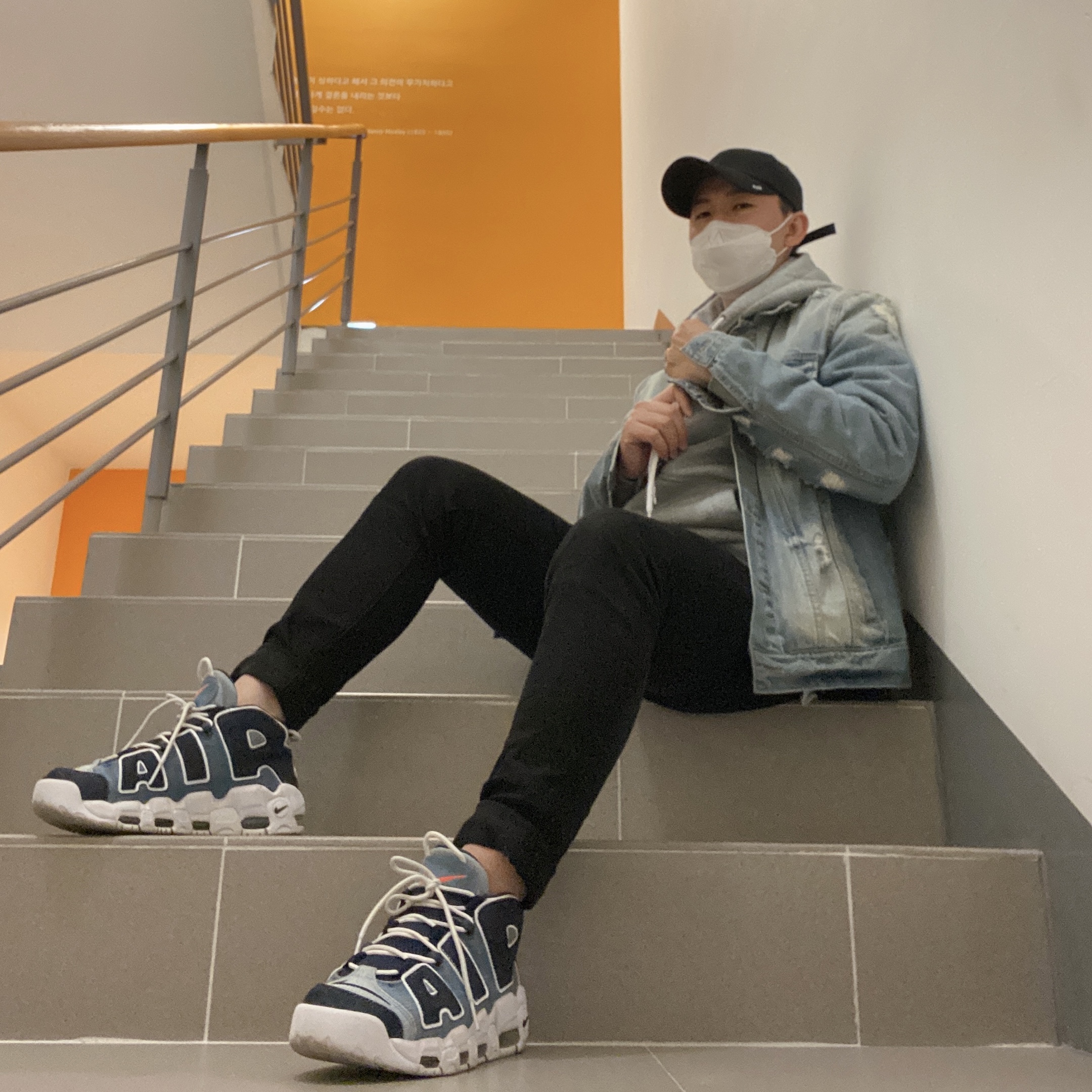 Nike Air More Uptempo 96 Denim, Nike M NRG Hoodie Dark Grey Heather 착용 스타일 - 1