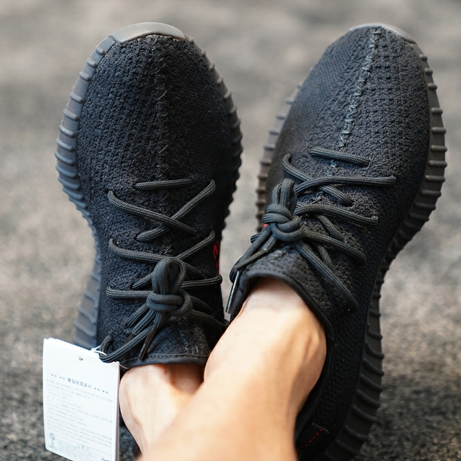 Adidas Yeezy Boost 350 V2 Black Red 2017 착용 스타일 - 3