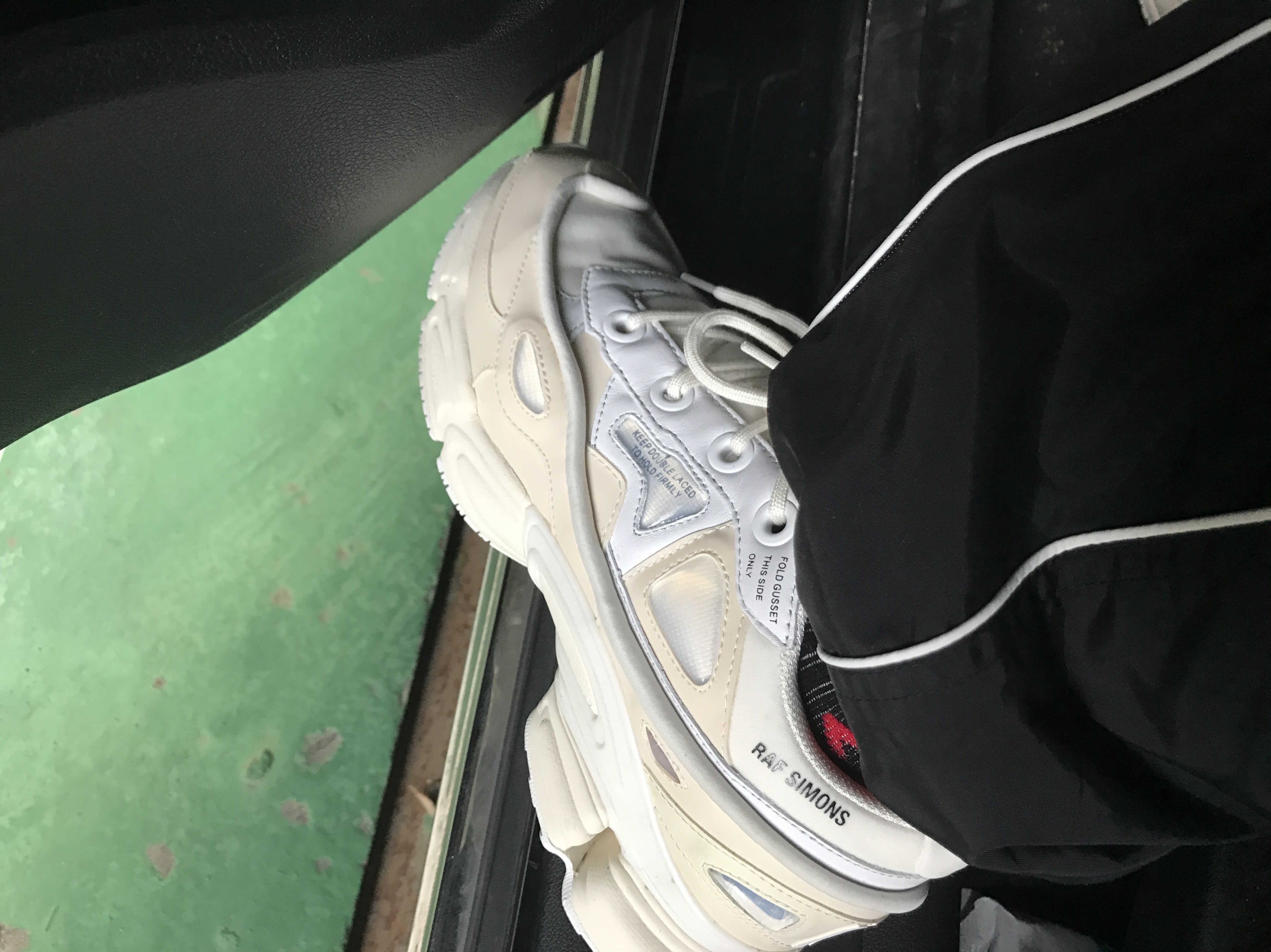 Adidas x Raf Simons Ozweego 2 Chalk White 착용 스타일