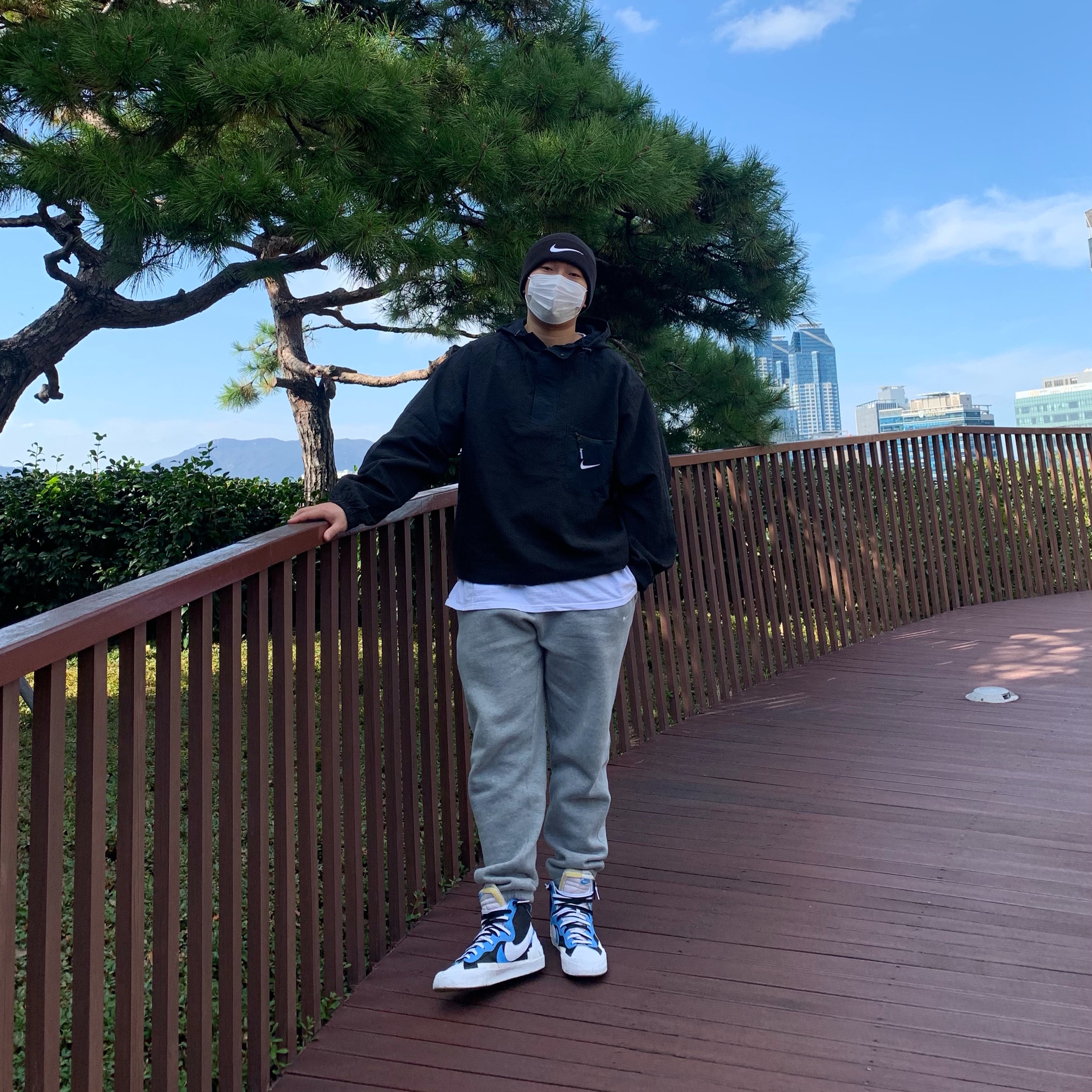 Nike x Sacai Blazer Mid White Black Legend Blue 착용 스타일