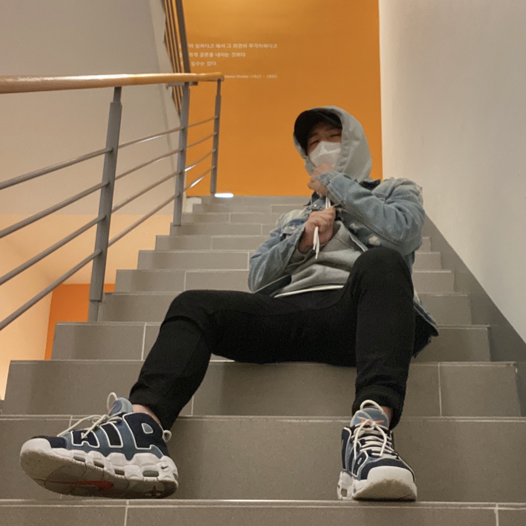 Nike Air More Uptempo 96 Denim, Nike M NRG Hoodie Dark Grey Heather 착용 스타일 - 2