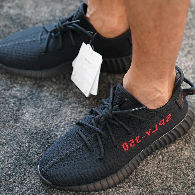 Adidas Yeezy Boost 350 V2 Black Red 2017 착용 스타일 - 1