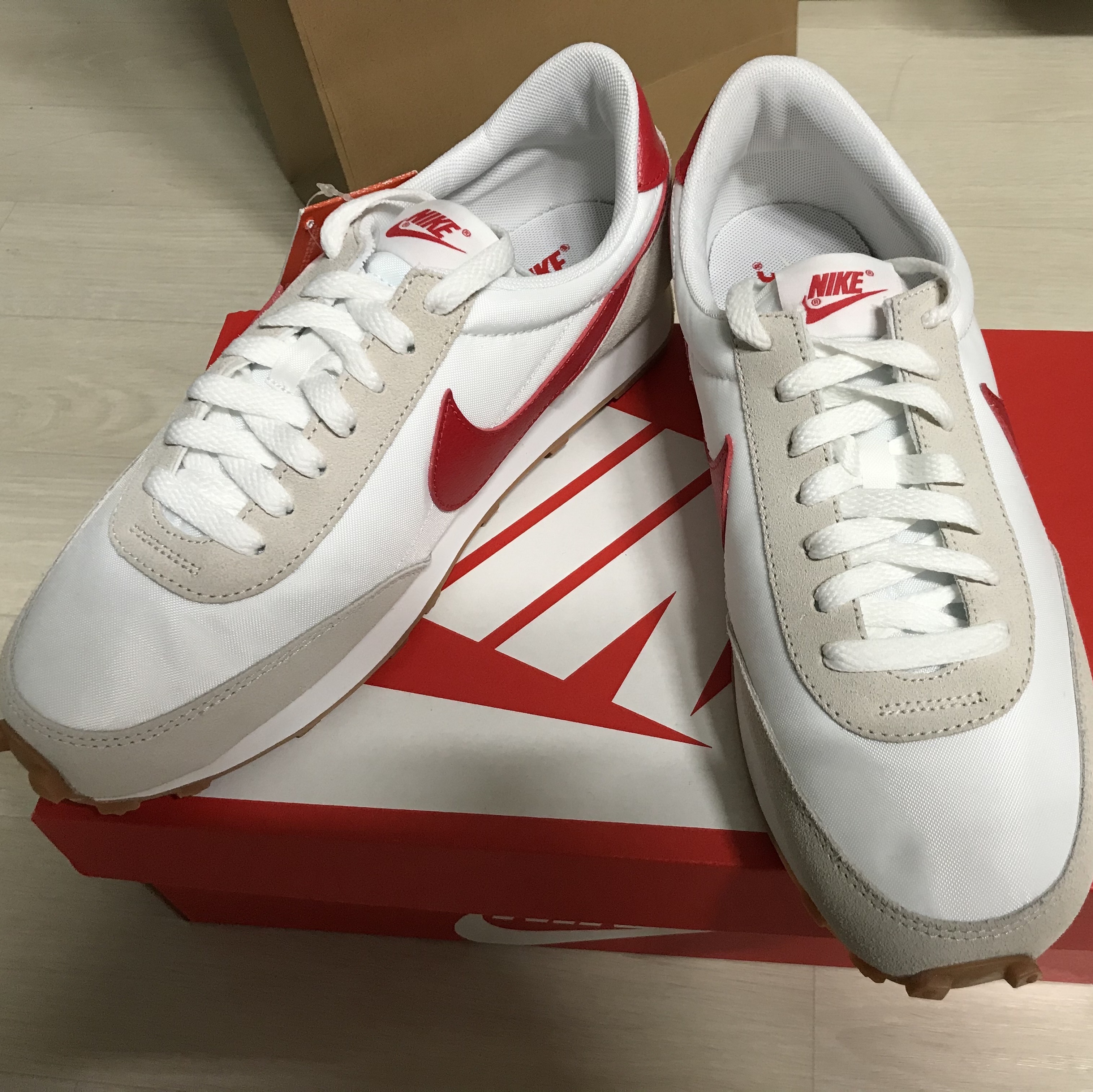 (W) Nike Daybreak Summit White University Red 착용 스타일 - 1