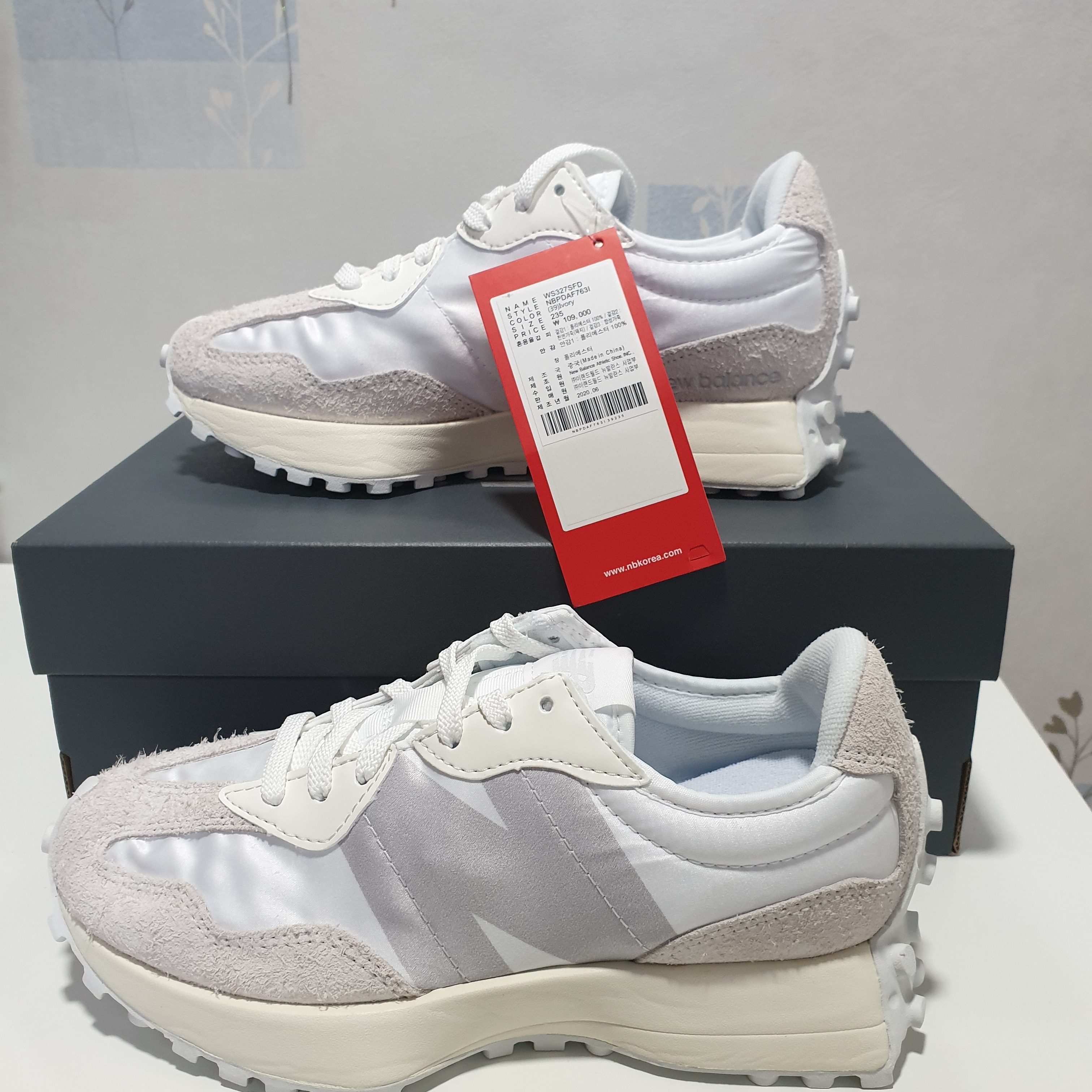 (W) New Balance 327 White Moonbeam 착용 스타일