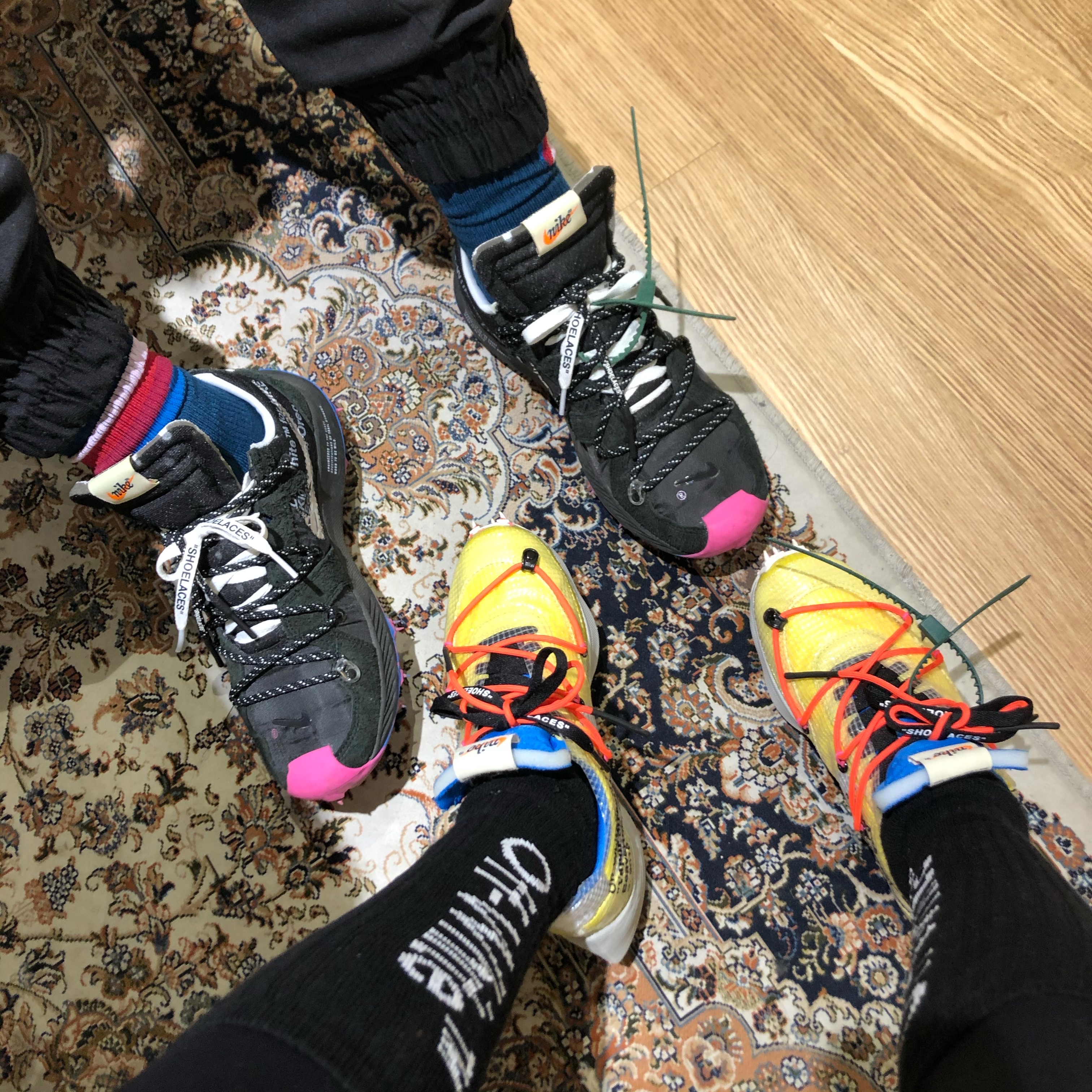 (W) Nike x Off-White Vapor Street Tour Yellow, (W) Nike x Off-White Zoom Terra Kiger 5 Black 착용 스타일 - 3