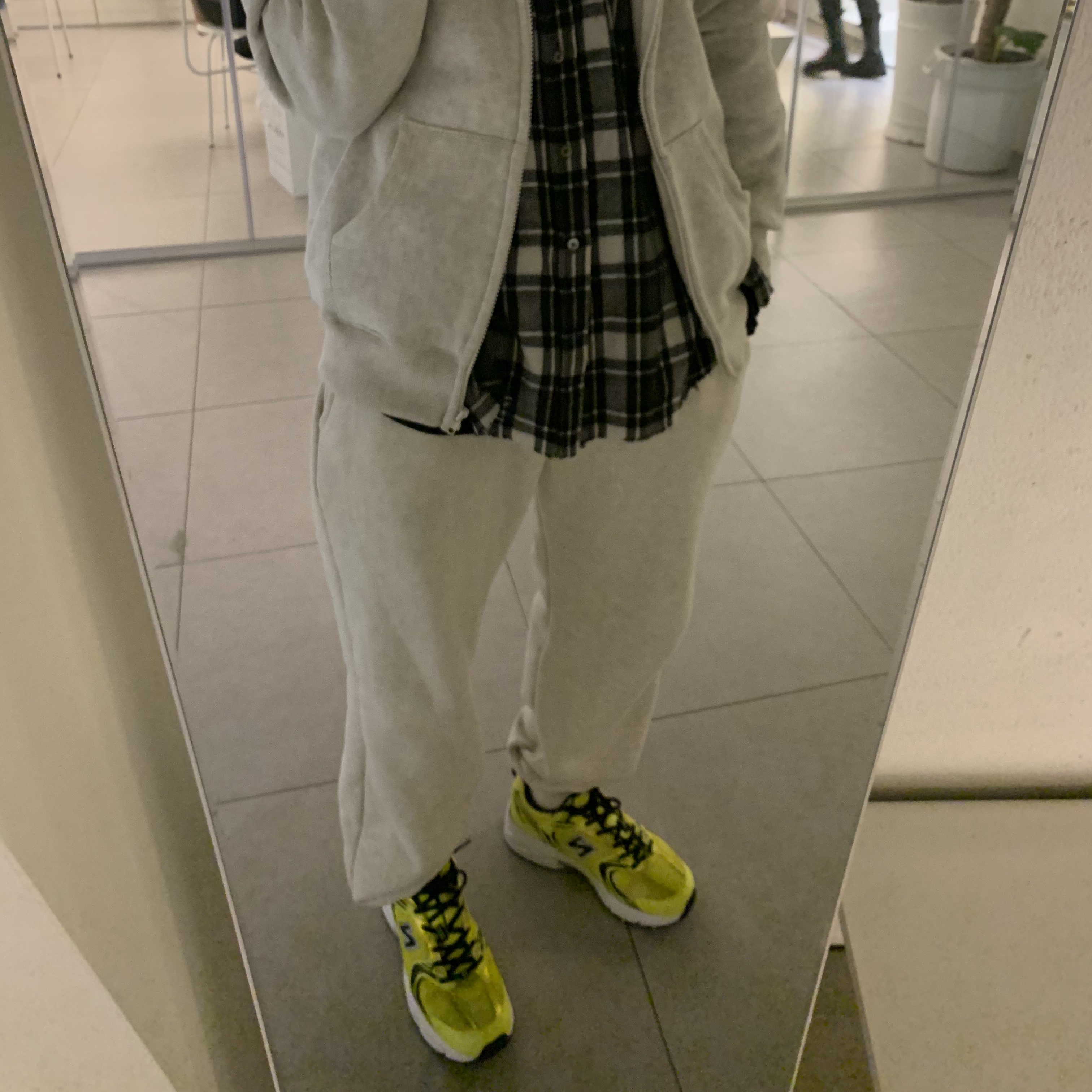 New Balance 530 Yellow 착용 스타일