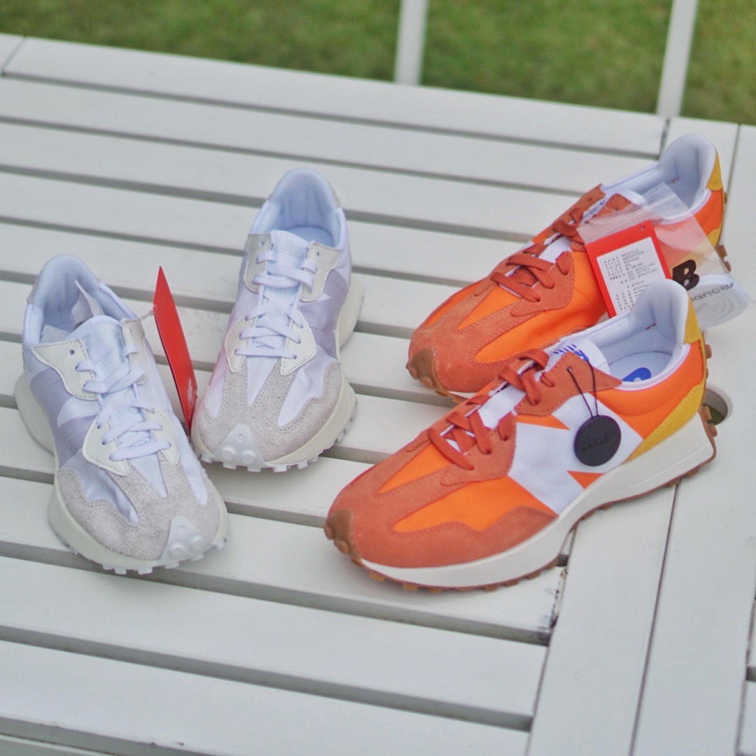 New Balance 327 Orange, (W) New Balance 327 White Moonbeam 착용 스타일