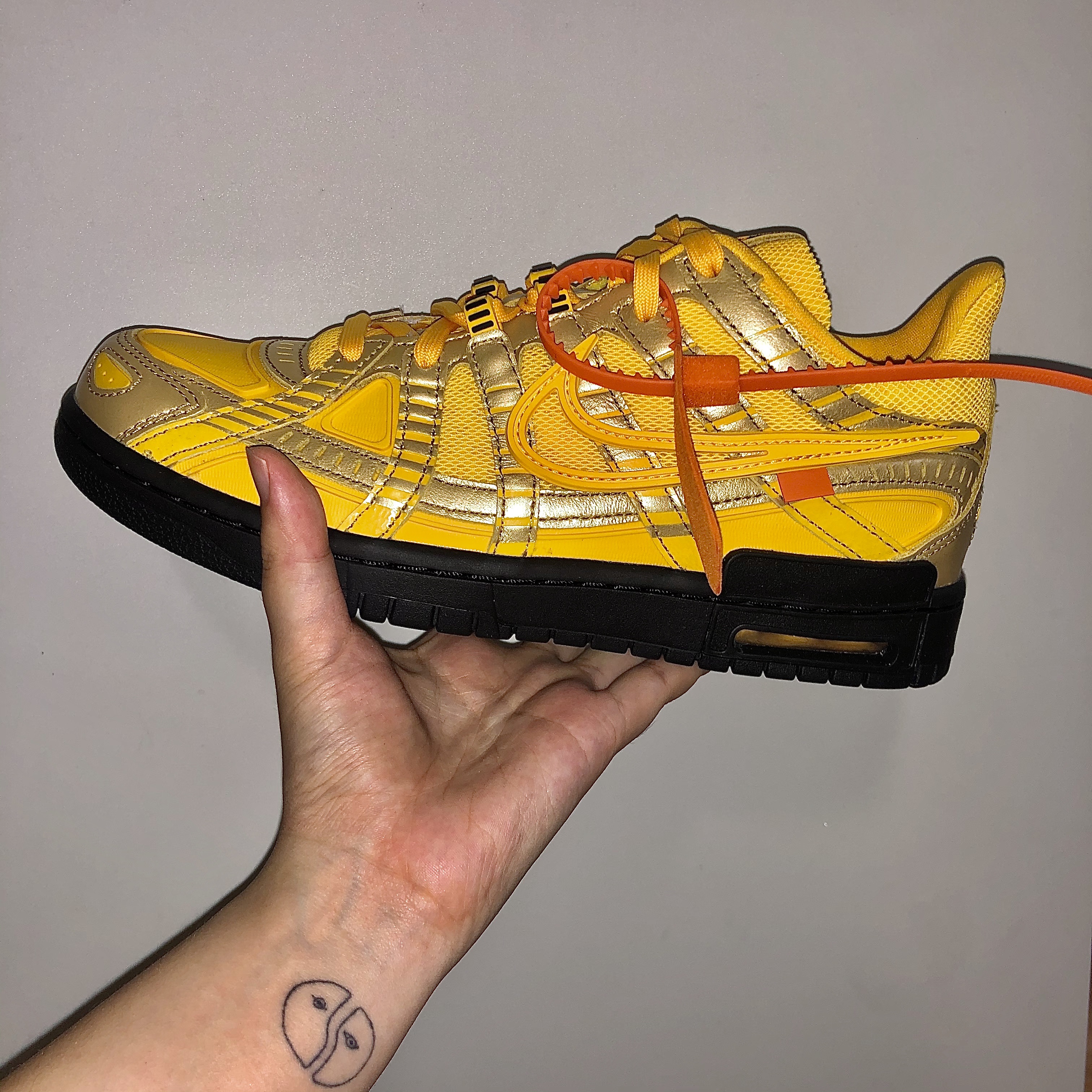 Nike x Off-White Air Rubber Dunk University Gold 착용 스타일