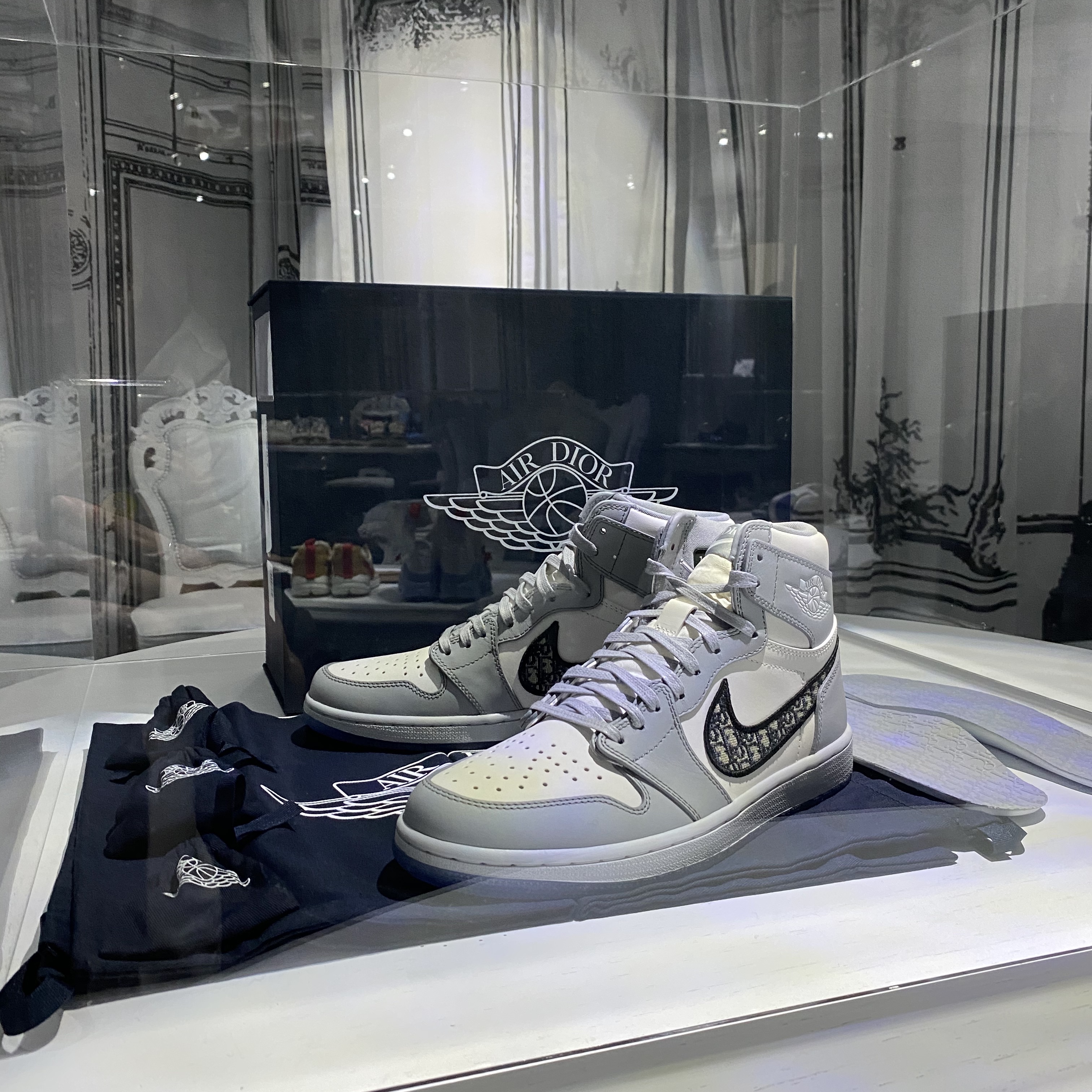 Jordan 1 x Dior High OG, Jordan 1 x Off-White Retro High University Blue 착용 스타일 - 1