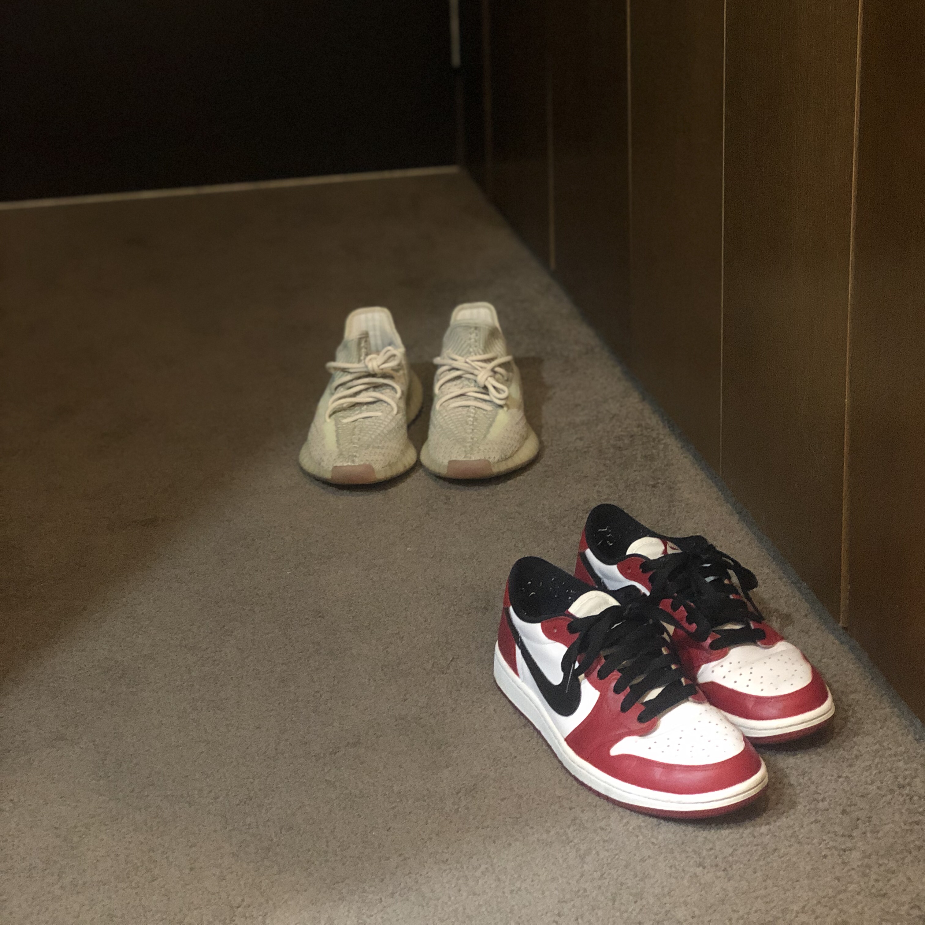 Adidas Yeezy Boost 350 V2 Citrin - Non-Reflective, Jordan 1 Retro Low OG Chicago 2016 착용 스타일
